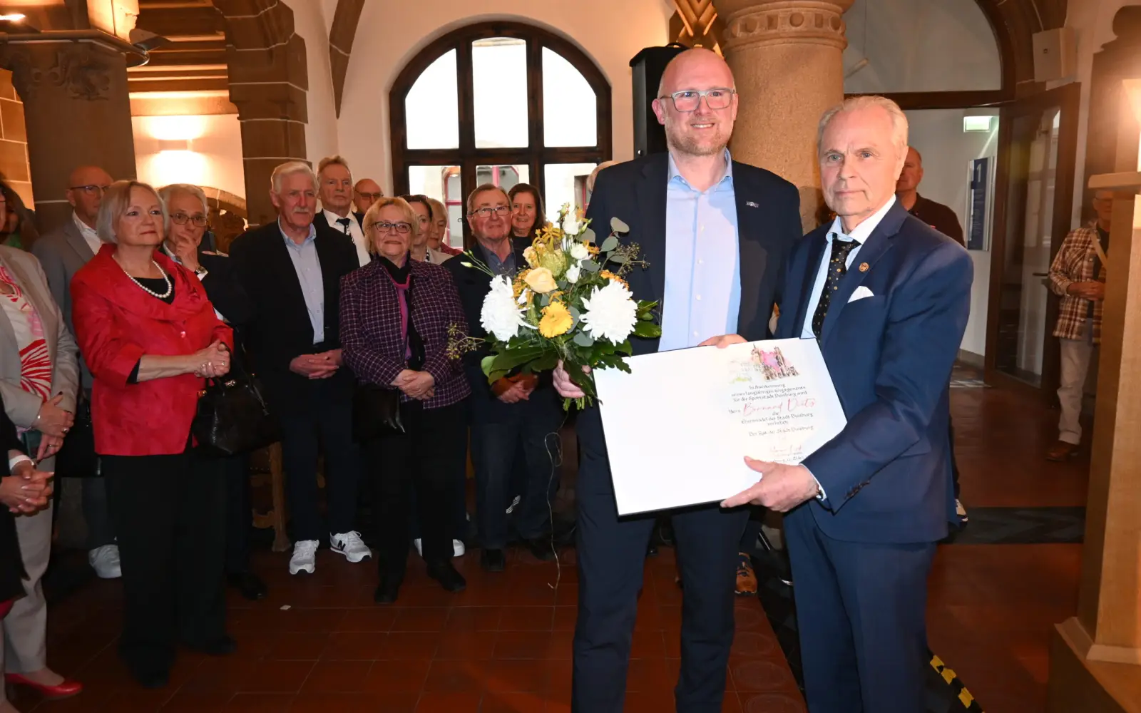 Zum dritten Mal wurde die Ehrennadel der Stadt Duisburg verliehen. Oberbürgermeister Sören Link zeichnete Bernard Dietz damit aus. Foto: sam