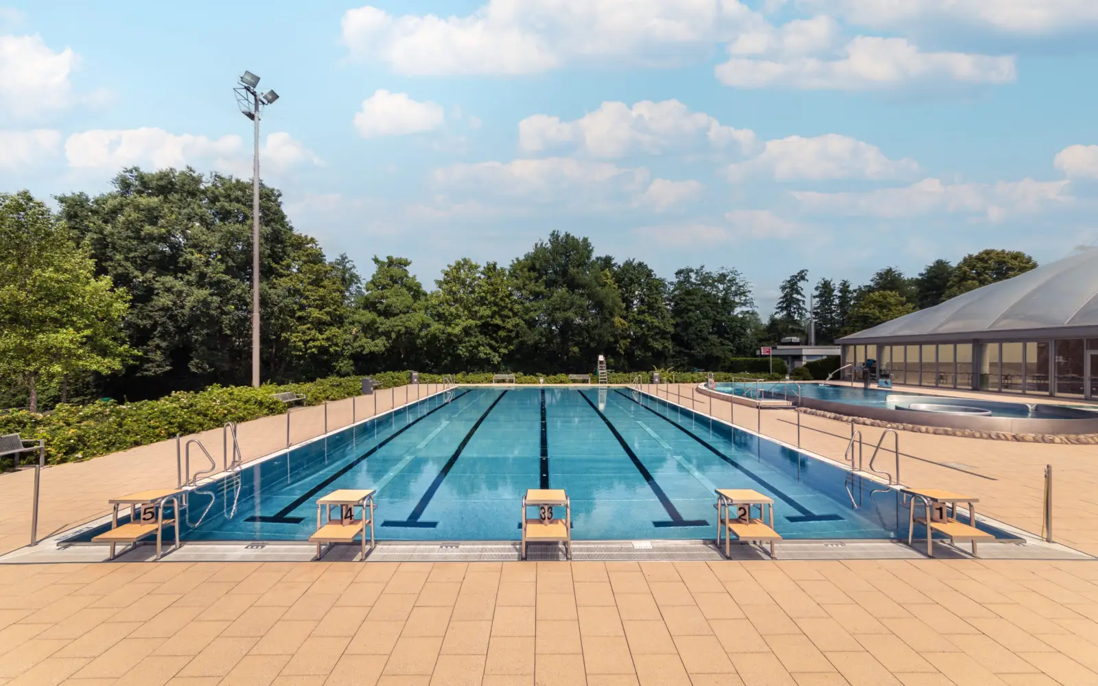 Das Außensportbecken im Allwetterbad Lintorf wird in diesem Jahr aufgrund der guten Wetterlage bereits Ende März geöffnet. Foto: Falco Peters/Stadtwerke Ratingen