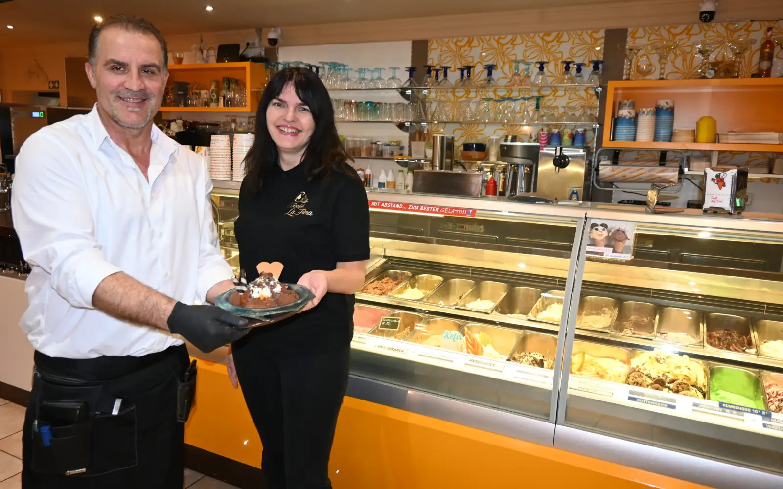 Renata Gagro und Mitarbeiter Avni Jasiqi können den Eis-Hunger der Kunden stillen. Foto: sam