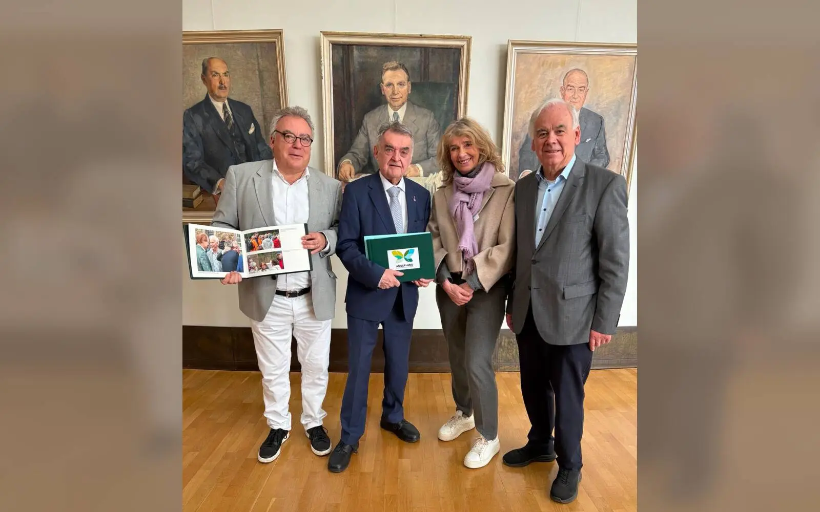 Olaf Lehne, Abgeordneter des Landtages, Innenminister Herbert Reul, Andrea Lindenlaub vom Angermunder Kulturkreis und der ehemalige Düsseldorfer Ratsherr Siegfried Hoymann (von links). Foto: privat
