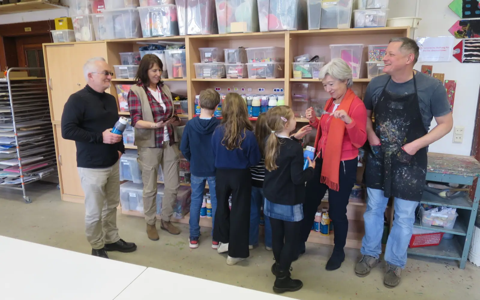 Dr. Barbara Grotkamp-Schepers (dritte von links) mit Norbert Höveler, Doina Maas und Dimitrij Dihovichnij vom Dozententeam (von links) und einigen Kindern. Foto: hs