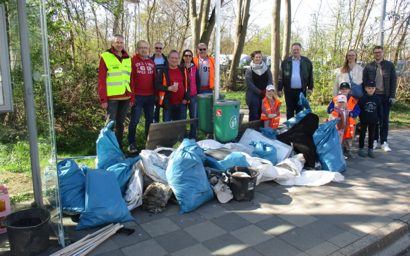 Stolz zeigen die Wittlaerer Fußballfans das Ergebnis ihrer Müllsammelaktionen am „Dreck-weg-Tag". Foto: hs
