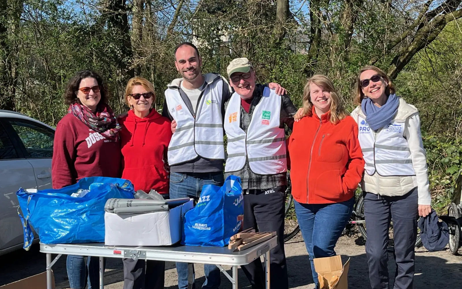 Laura Maly-Schmidt (zweite von links) von der Internationalen Schule Düsseldorf und Manfred Strassburger (dritter von rechts) vom Judo-Club Kaiserswerth organisierten den Dreck-weg-Tag in Kaiserswerth. Foto: privat