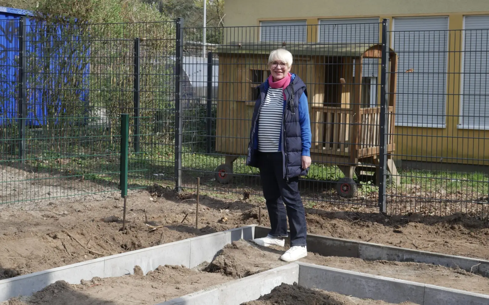 KITA-Leiterin Claudia Filitz freut isch über die Umsetzung des Gemüsegartens. Foto: cj