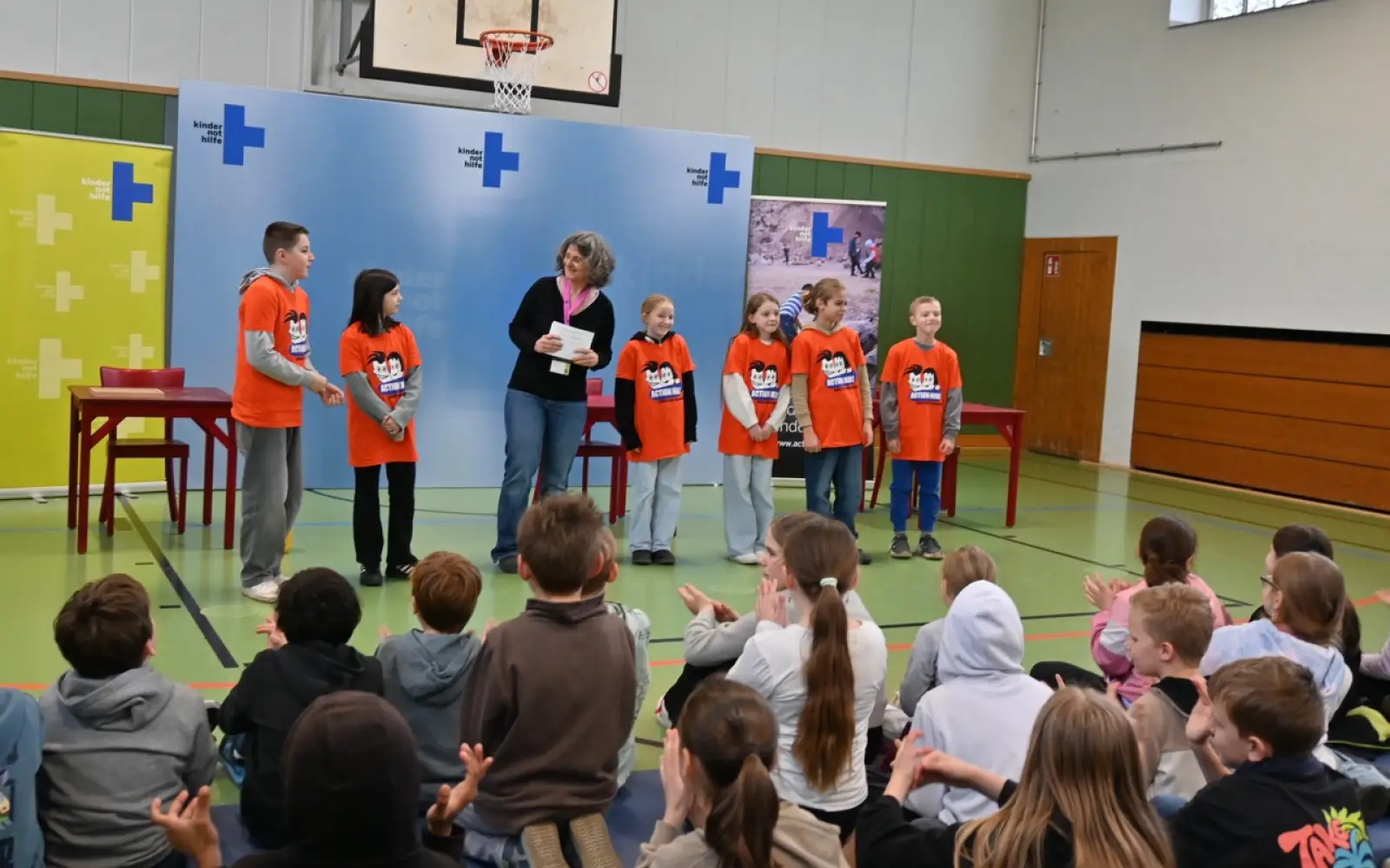 Die Klassensprecher des vierten Jahrgangs der Albert-Schweitzer-Grundschule in Huckingen nahmen die Urkunde entgegen. Foto: sam