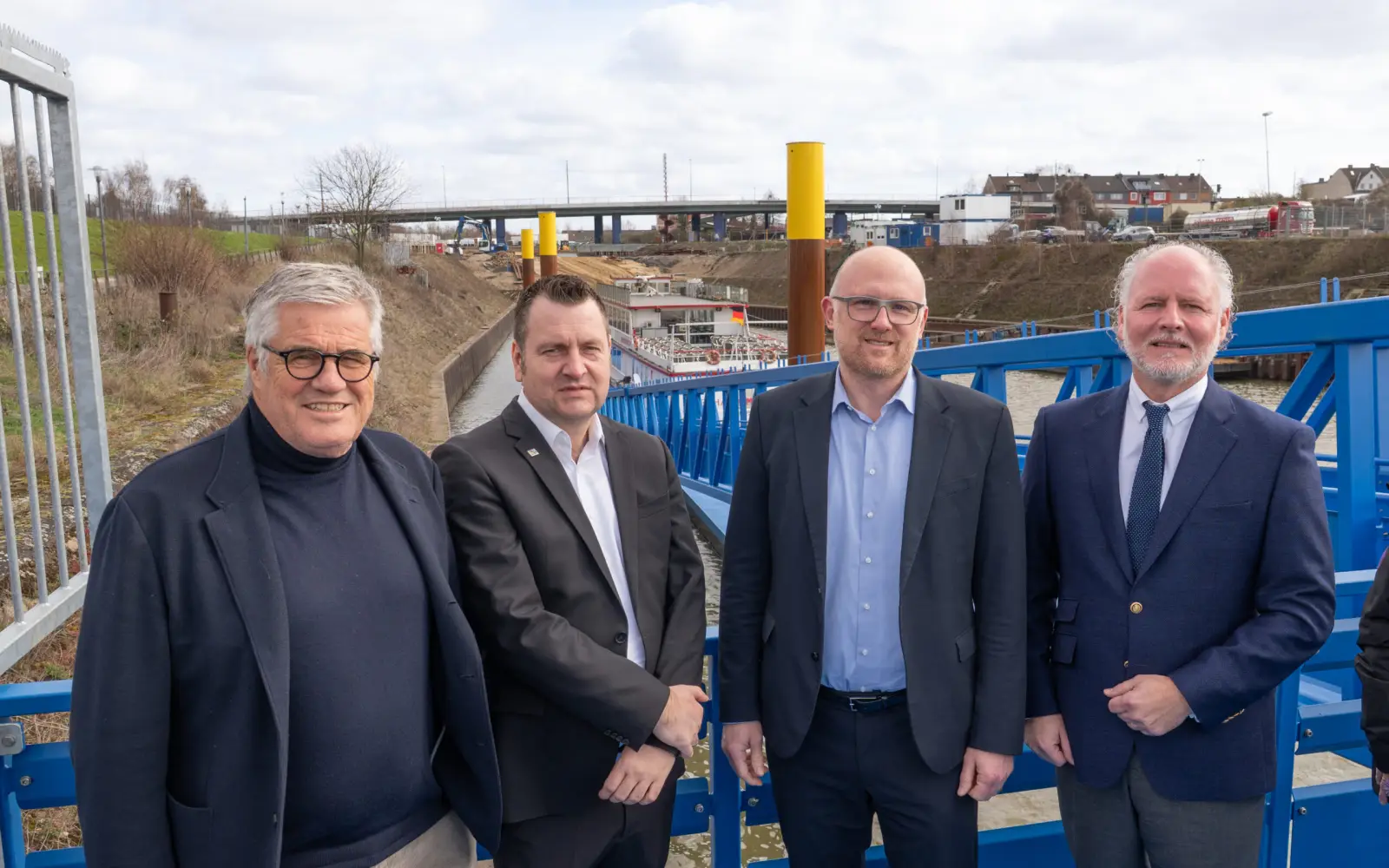 Präsentieren den neuen Schiffsanleger im RheinPark Duisburg (von links): Hanspeter Faas (IGA 2027 Ruhrgebiet), Sebastian Beck (WBD), Oberbürgermeister Sören Link und Lars Nennhaus (duisport). Foto: Nikolay Dimitrov/Wirtschaftsbetriebe Duisburg