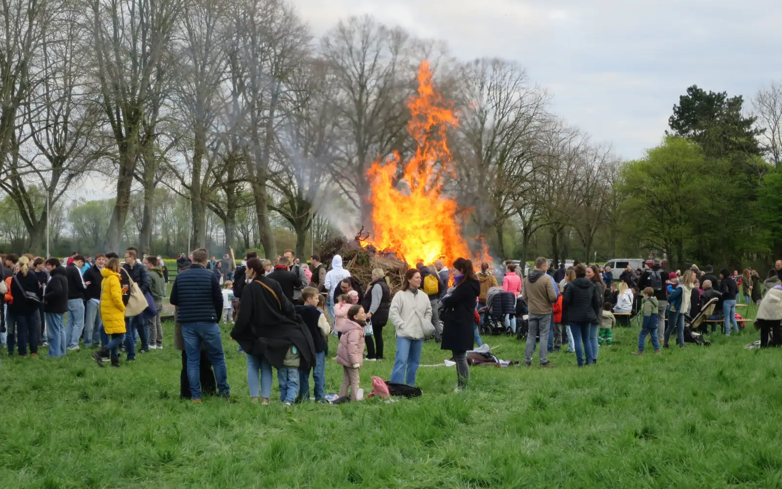 Das lodernde Osterfeuer in Kalkum zog zahlreiche Besucher an. Foto: hs