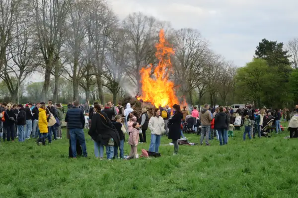Großes Osterfeuer und Dorffest in Kalkum
