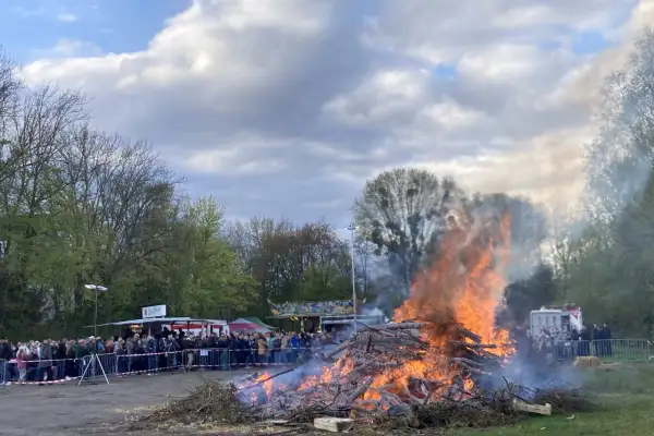Gesellige Treffpunkte: Osterfeuer im Duisburger Süden