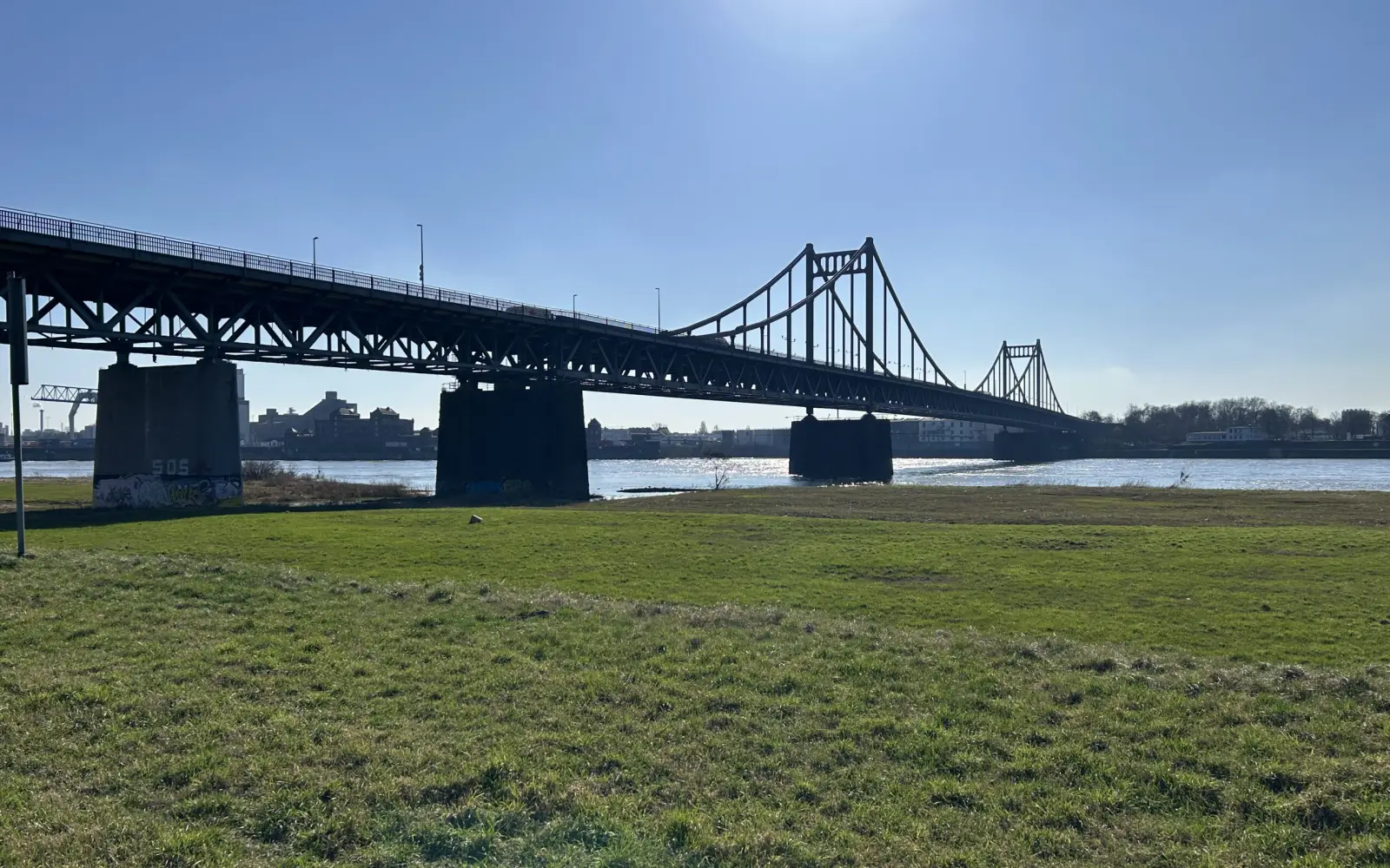 Die Rheinbrücke auf der B 288 wird am 11. und 12. April überprüft und deswegen voll gesperrt. Foto: sam
