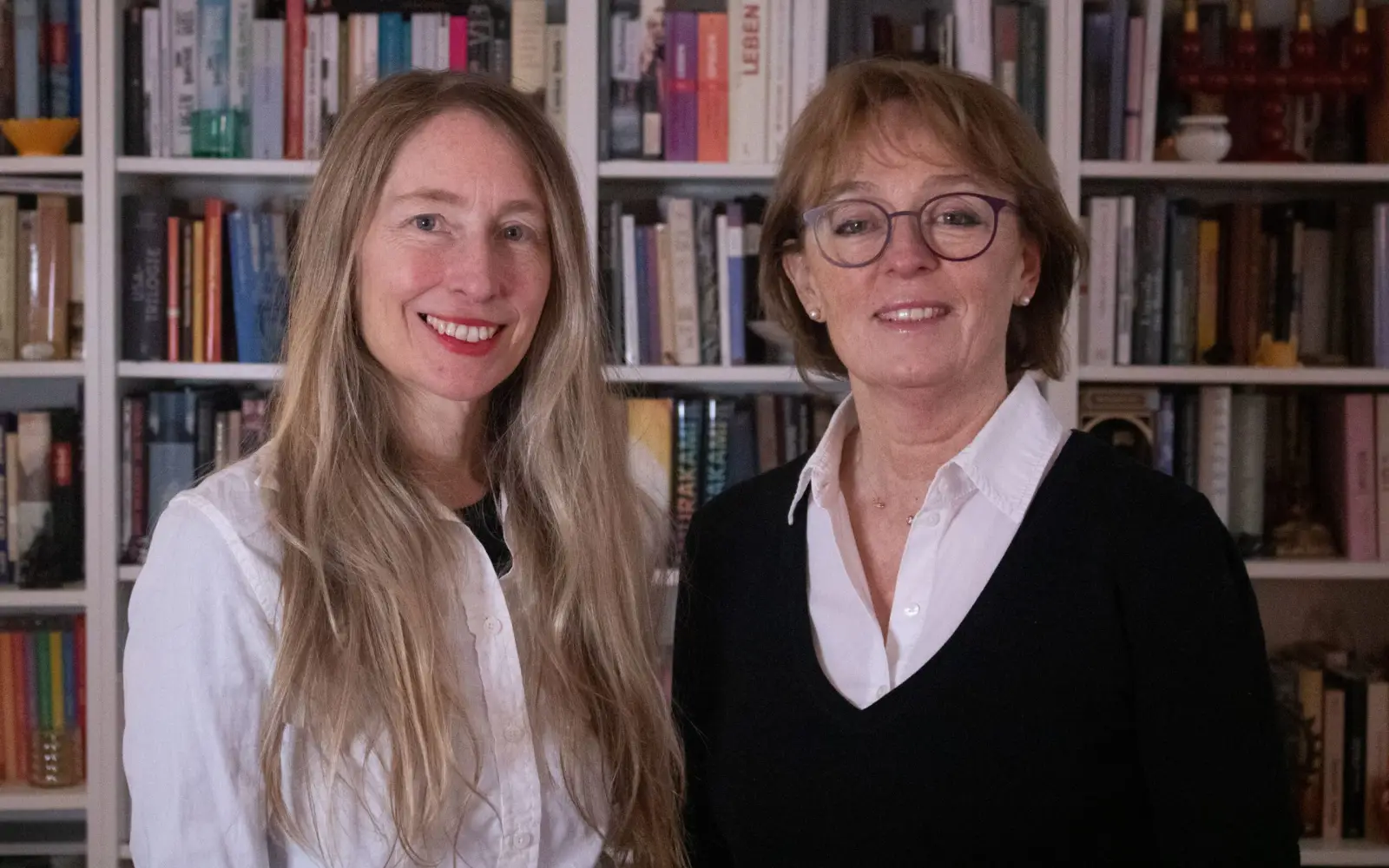 Die Pressesprecherin Dr. Ute Brambrink (rechts) und die Journalistin Claudia Rieß sind gefragte Expertinnen zum Thema Wechseljahre und Job für Medizin, Wissenschaft und Wirtschaft. Copyright: Finn Rieß