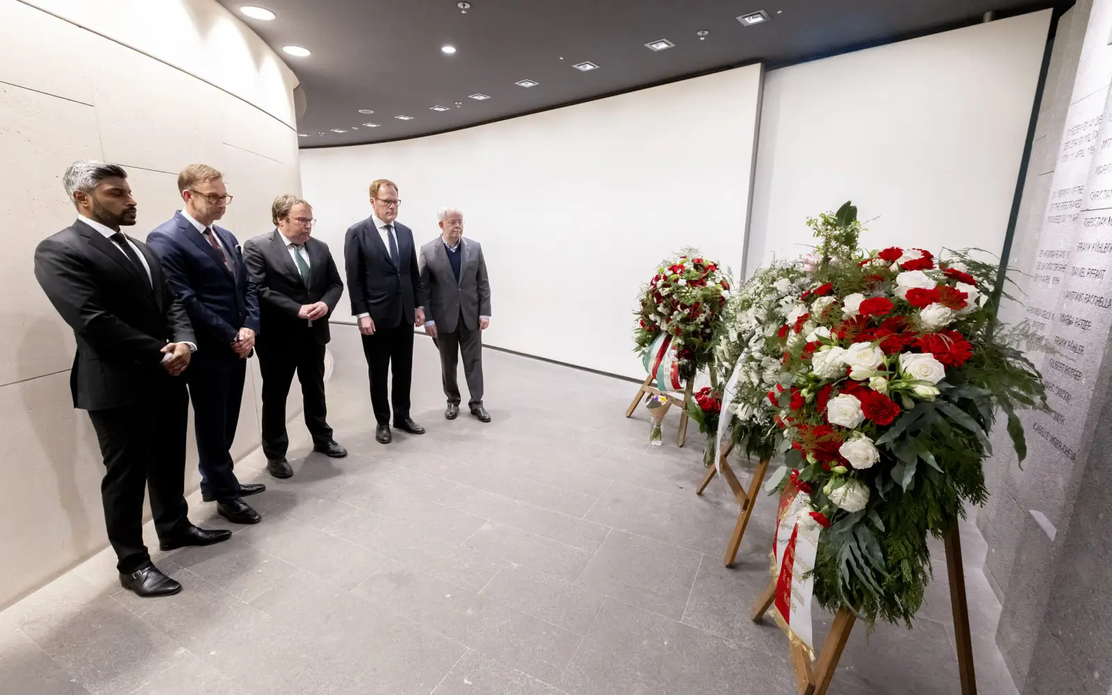 Oliver Krischer (Mitte), Oberbürgermeister Dr. Stephan Keller (zweiter von rechts), Dr. Rolf Pohlig (rechts, stellvertretender Vorsitzender des Aufsichtsrats), Lars Redeligx (zweiter von links, Vorsitzender der Geschäftsführung) und Pradeep Pinakatt 