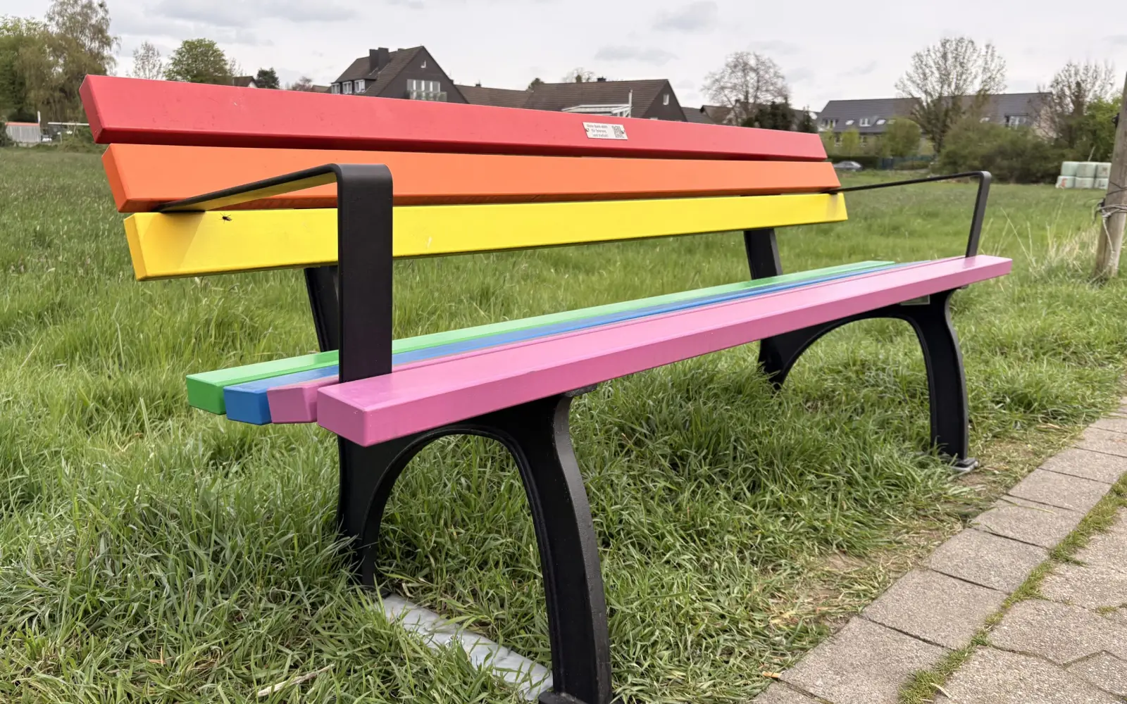 Stehen für Toleranz und Vielfalt: die Regenbogenbänke. Foto: cj