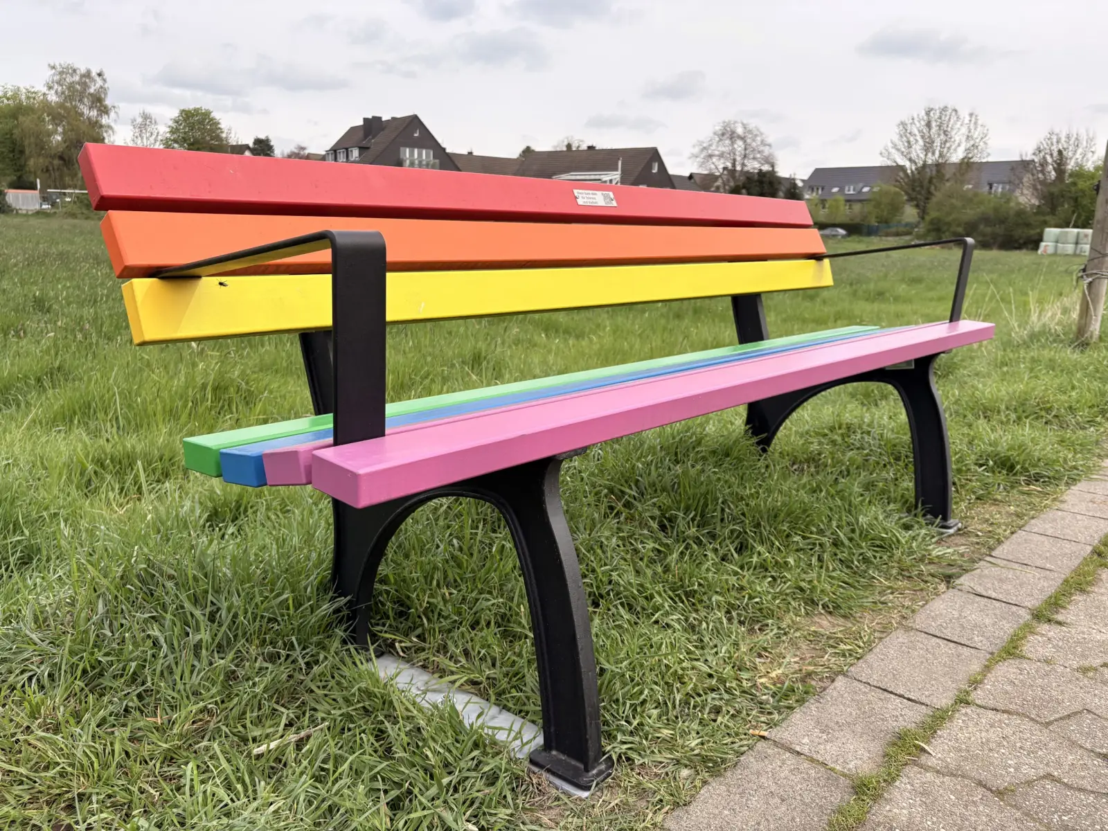 Stehen für Toleranz und Vielfalt: die Regenbogenbänke. Foto: cj