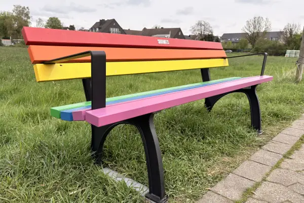 Regenbogenbank in Anger versenkt