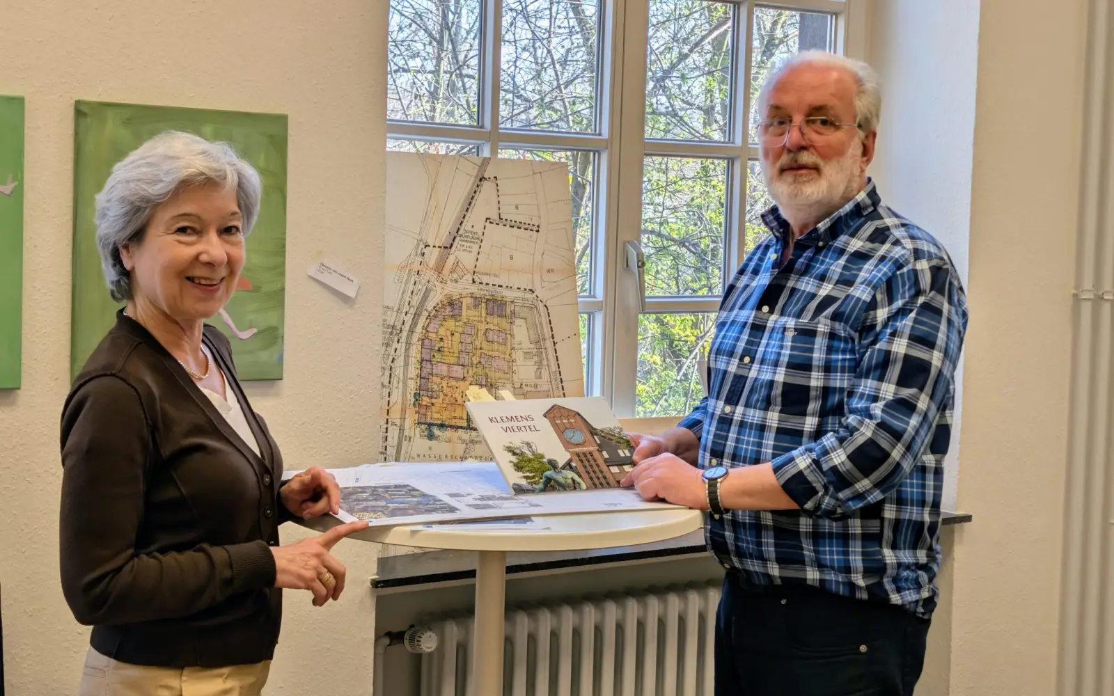 Dr. Barbara Grotkamp-Schepers und Karl Döhler (von links) freuen sich auf weiteres Material aus der Bevölkerung für die Ausstellung zum 40. Jubiläum des Klemensviertels. Foto: ah
