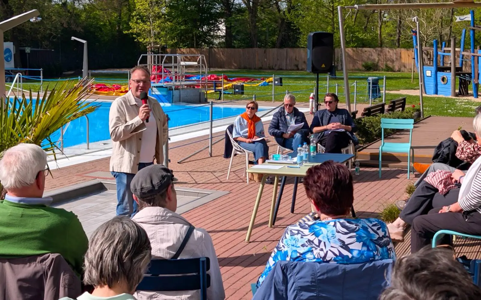 Vorstandsmitglied Arnd Christochowitz begrüßt die Mitglieder zur Saisoneröffnung auf der Sonnenterrasse. Foto: ah