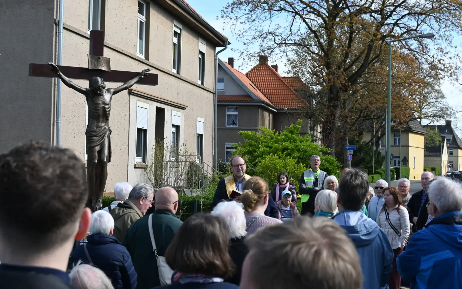 Viele Gemeindemitglieder begleiteten Stadtdechant Andreas Brocke beim Segnen des Kreuzes. Foto: sam