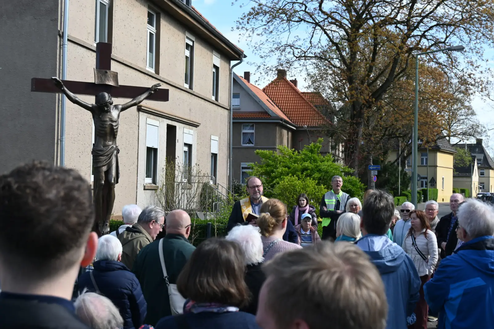 Viele Gemeindemitglieder begleiteten Stadtdechant Andreas Brocke beim Segnen des Kreuzes. Foto: sam