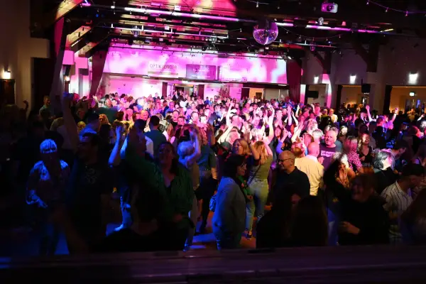 Modenschau und „Tanz in den Mai“ in Huckingen