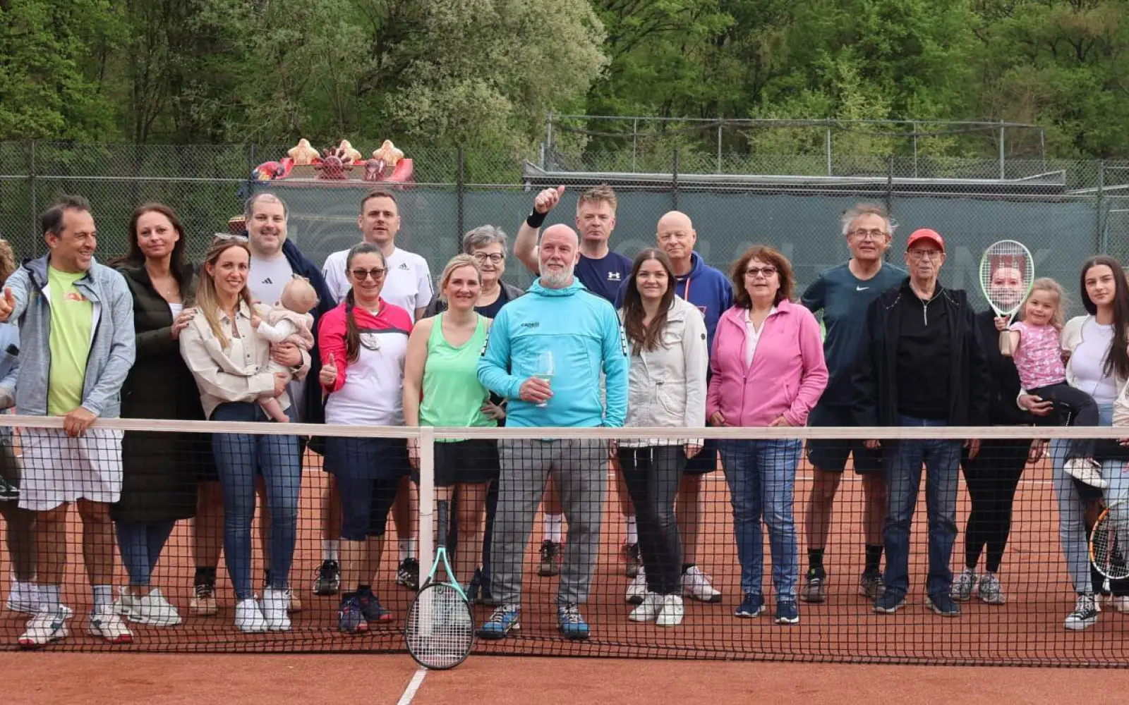 Die ETuS-Tennis-Familie freut sich auf die Saison. Mit dabei: Trainer Petar Mihajloski (2. von links) und Schatzmeisterin Silvana Scholten (6. von links). Foto: privat