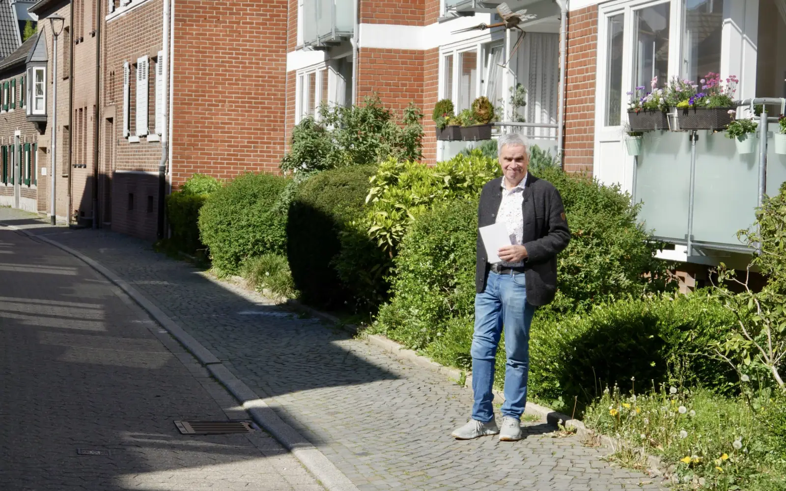 Christian Seidler vor dem heutigen Seniorenheim, dort wo mal das Marienkloster stand. Foto: cj