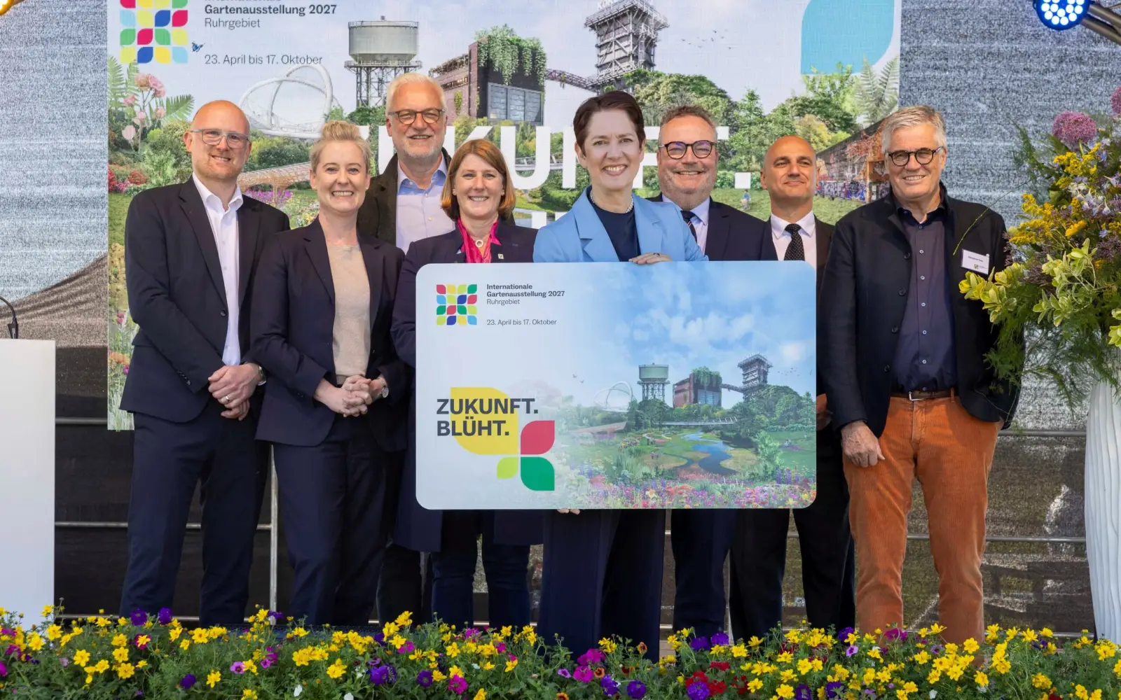 Freuen sich über die rabattierte IGA-Dauerkarte, die ab sofort erhältlich ist (von links): Sören Link (Oberbürgermeister Duisburg), Andrea Henze (Oberbürgermeisterin Gelsenkirchen), Garrelt Duin (RVR-Regionaldirektor & Aufsichtsratsvorsitzender der I