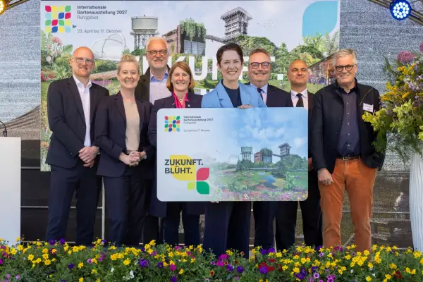 Erste Dauerkarte beim IGA-Baustellenfest symbolisch überreicht