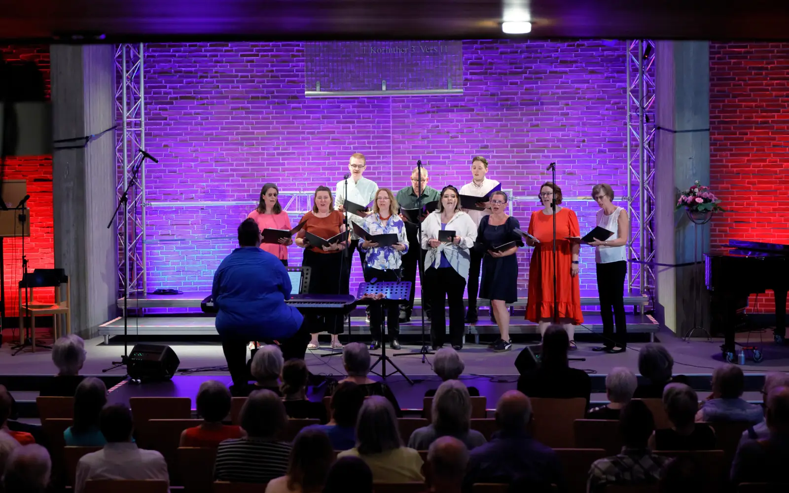 Der Chor "Die Band" wird am Klavier begleitet von Chorleiter Daniel Drückes. Foto: Michael Rogalla