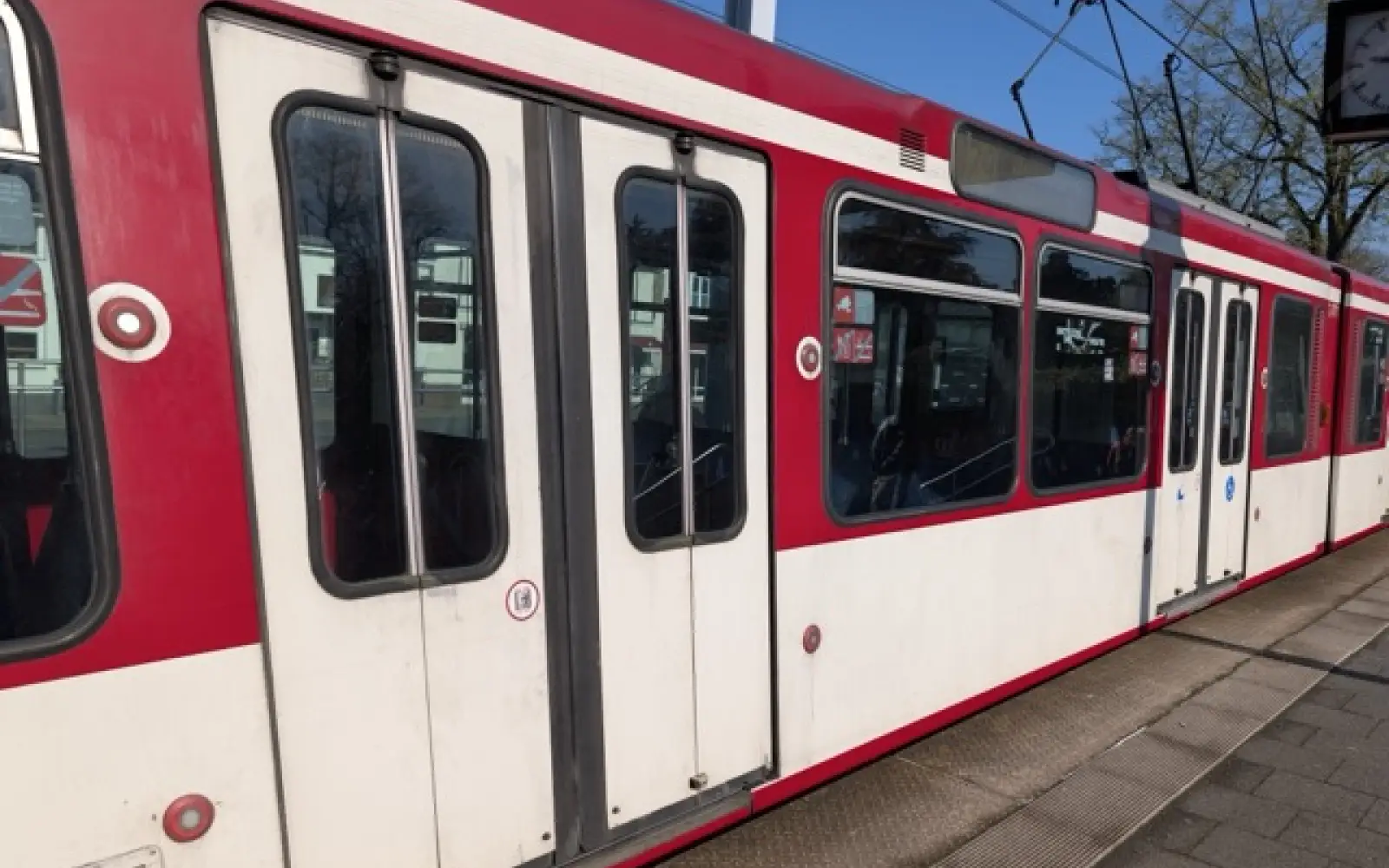 Zum Maifeiertag fährt die Rheinbahn länger: In den Nächten zum 1. und 2. Mai gilt das NachtExpress-Angebot, am Feiertag selbst der Sonntagsfahrplan. Die Stadtbahnlinien U75, U76 und U79 verkehren halbstündlich bis etwa 4 Uhr. Foto: ah