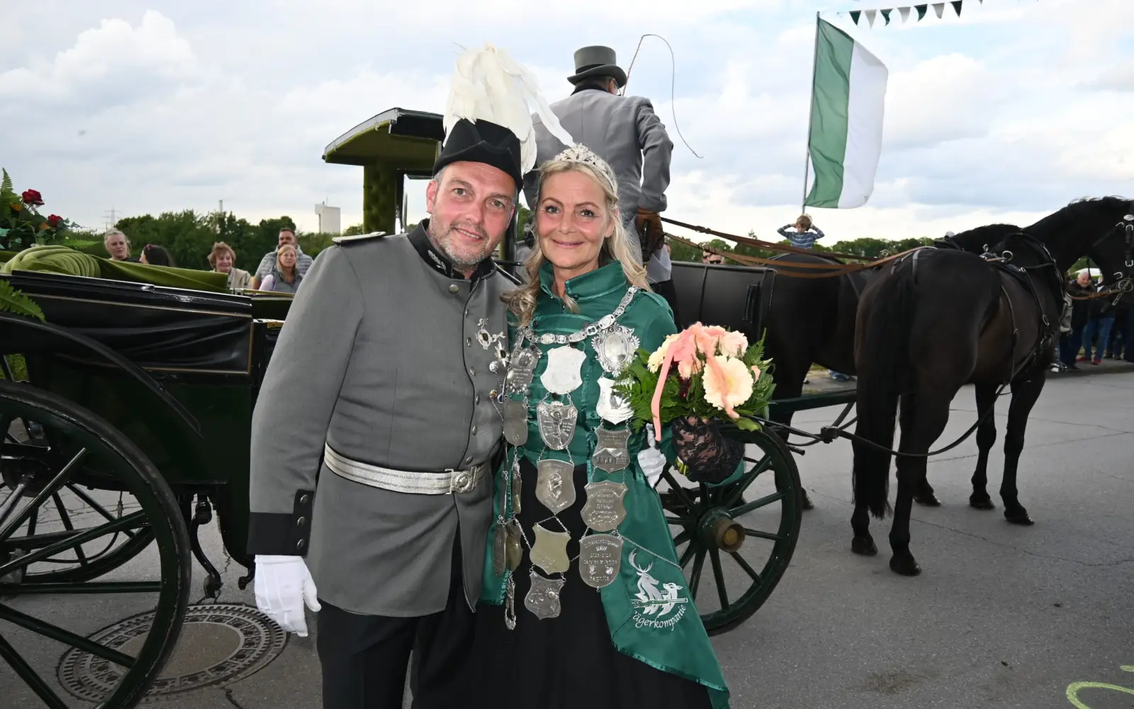 Ein historischer Moment in Serm: Im vergangenen Jahr holte Carmen Kaiser als erste Frau den Königsvogel herunter. Ihr Begleiter ist Tino Klasen. Archivfoto: sam