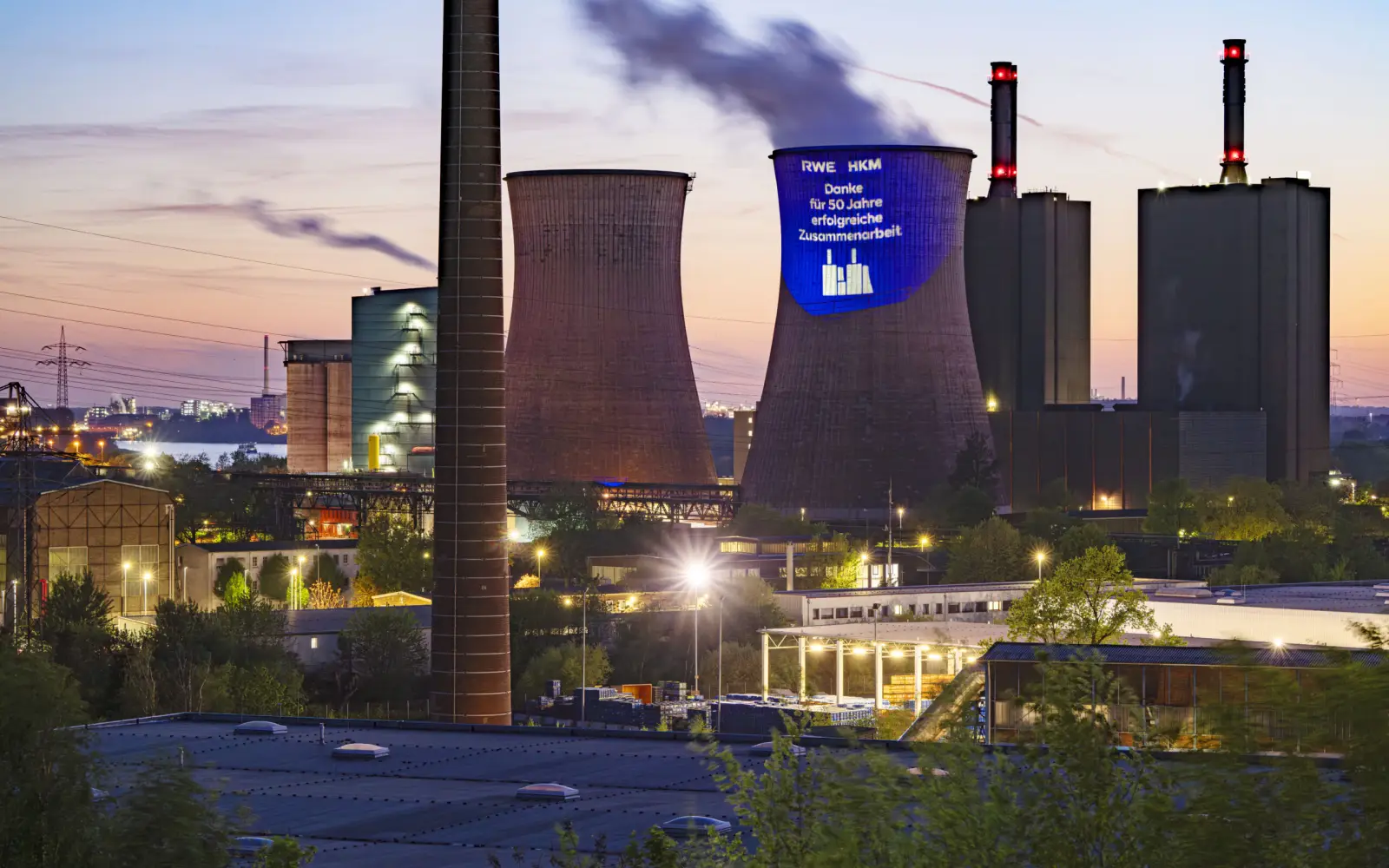 Mit einer großflächigen Lichtinstallation am Kühlturm von Block B sagte das RWE-Betriebsteam am Vorabend des Festes Danke an die HKM. Das Kraftwerk steht seit 50 Jahren auf dem HKM-Werksgelände an der Ehinger Straße in Duisburg-Hüttenheim. Foto: RWE