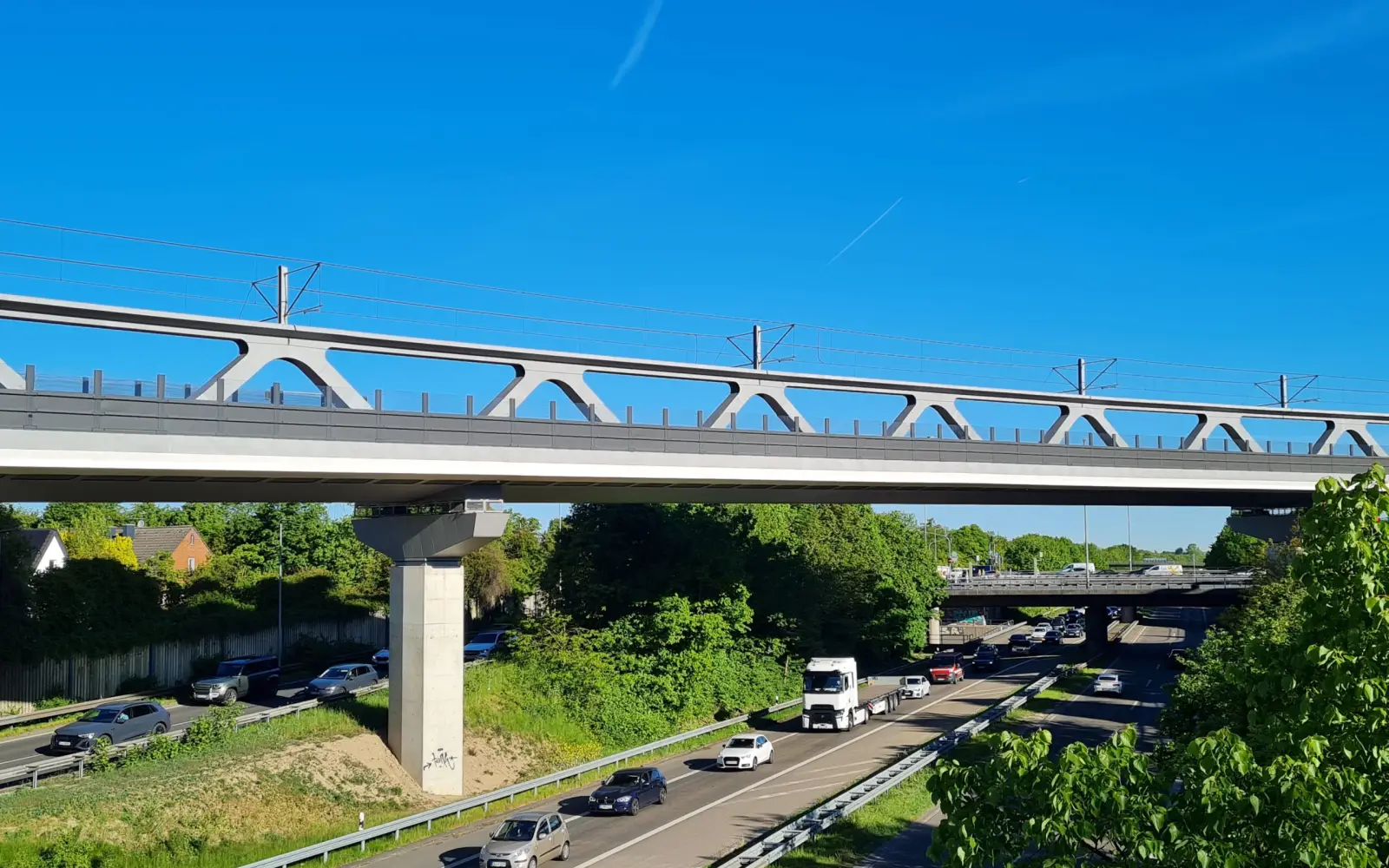 Auf der neuen 438 Meter langen Brücke führt die U81-Trasse in einem weiten Rechtsbogen über die Bundesstraße 8, den Verteiler am Nordstern und die Autobahn 44. Grafik: Landeshauptstadt Düsseldorf/Amt für Brücken-, Tunnel- und Stadtbahnbau