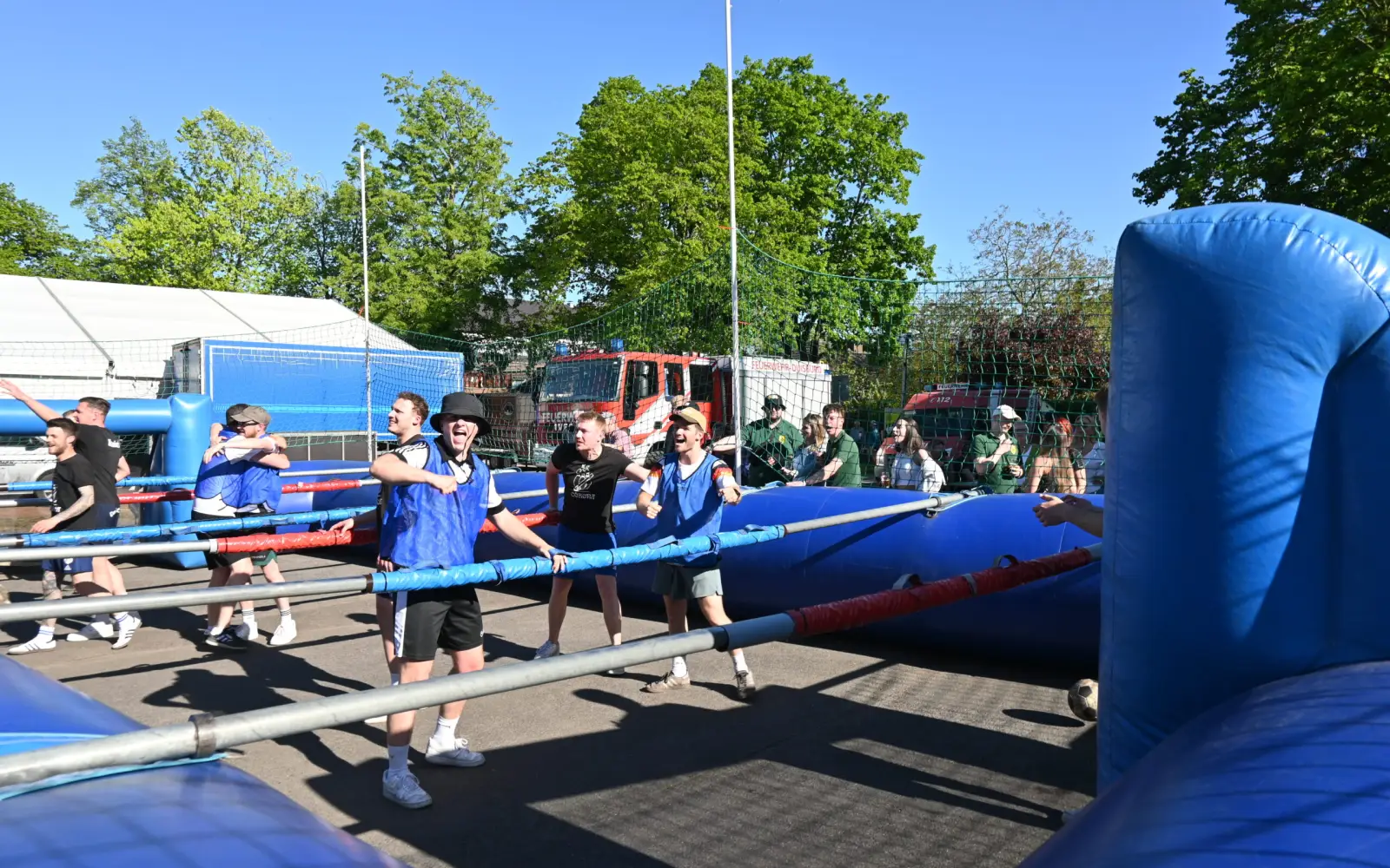 Das Team der Ersten Kompanie jubelte schließlich über das Siegtor beim "Menschenkicker-Turnier". Foto: sam