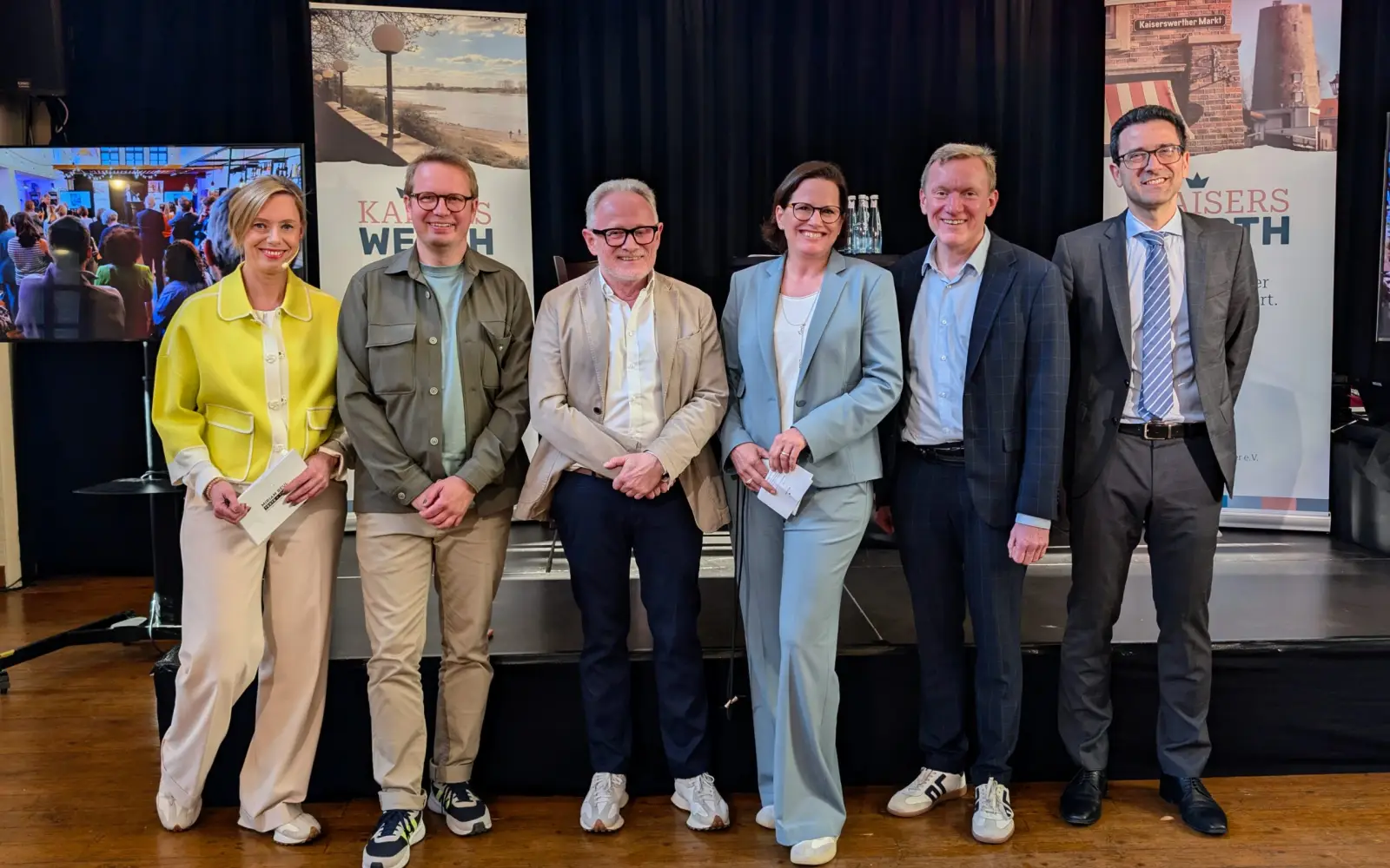 Zu Beginn des Abends auf der Bühne (von links): Moderatorin Miriam Beul, Referent Sven Schulte, der Vorstand Dietmar Hoffbauer, Dagmar Böcker-Schüttken und Dietrich Ahrens sowie Referent PD Dr. med. Aris Koryllos. Foto: ah