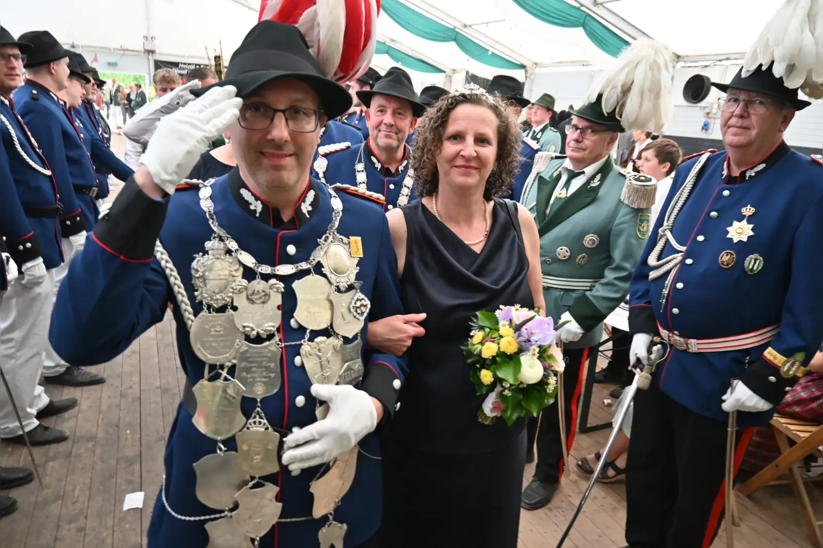 Sven Neukamm ist neuer Schützenkönig in Serm. Ihn begleitet seine Frau Manuela. Foto: sam