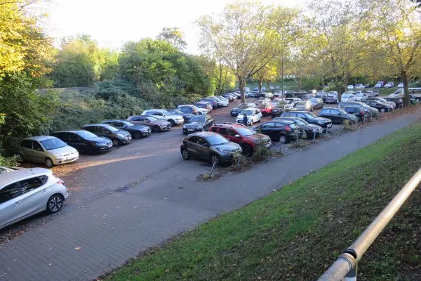 Ein Schritt weiter zum Supermarkt auf dem Dreiecksparkplatz