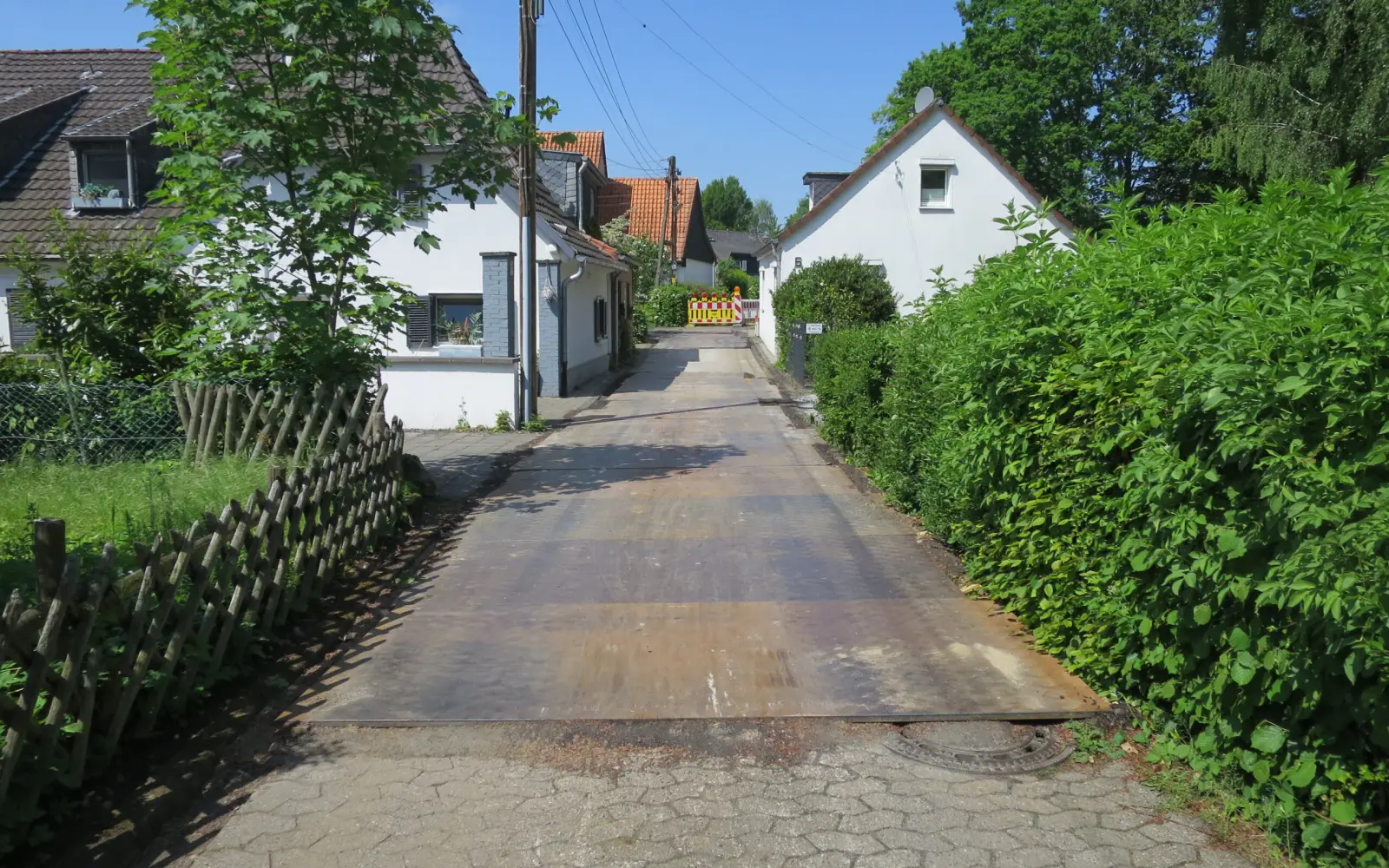 In den engen Straßen im Kalkumer Unterdorf, hier „Am Klompenkothen“, sind Tiefbauarbeiten besonders aufwendig, um Anwohnern jederzeit Zugang zu Ihren Häusern zu ermöglichen. Hier die derzeitige Situation am Wochenende. Foto: hs