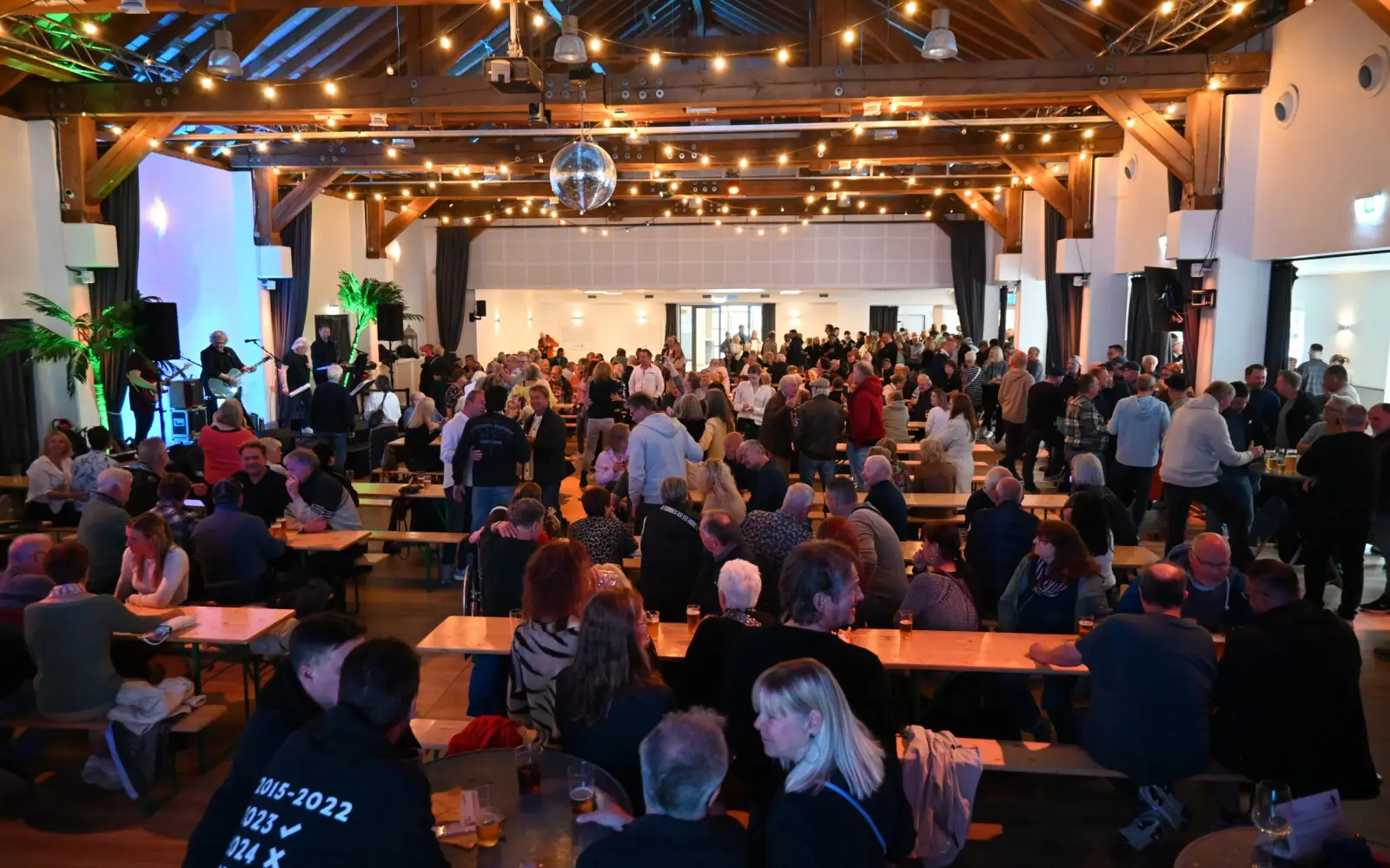 Das Steinhof-Team hatte in der großen Festhalle Bierzeltgarnituren aufgestellt. So konnten alle bestens den Klängen der Band "FKK" um Kim Merz lauschen. Foto: sam
