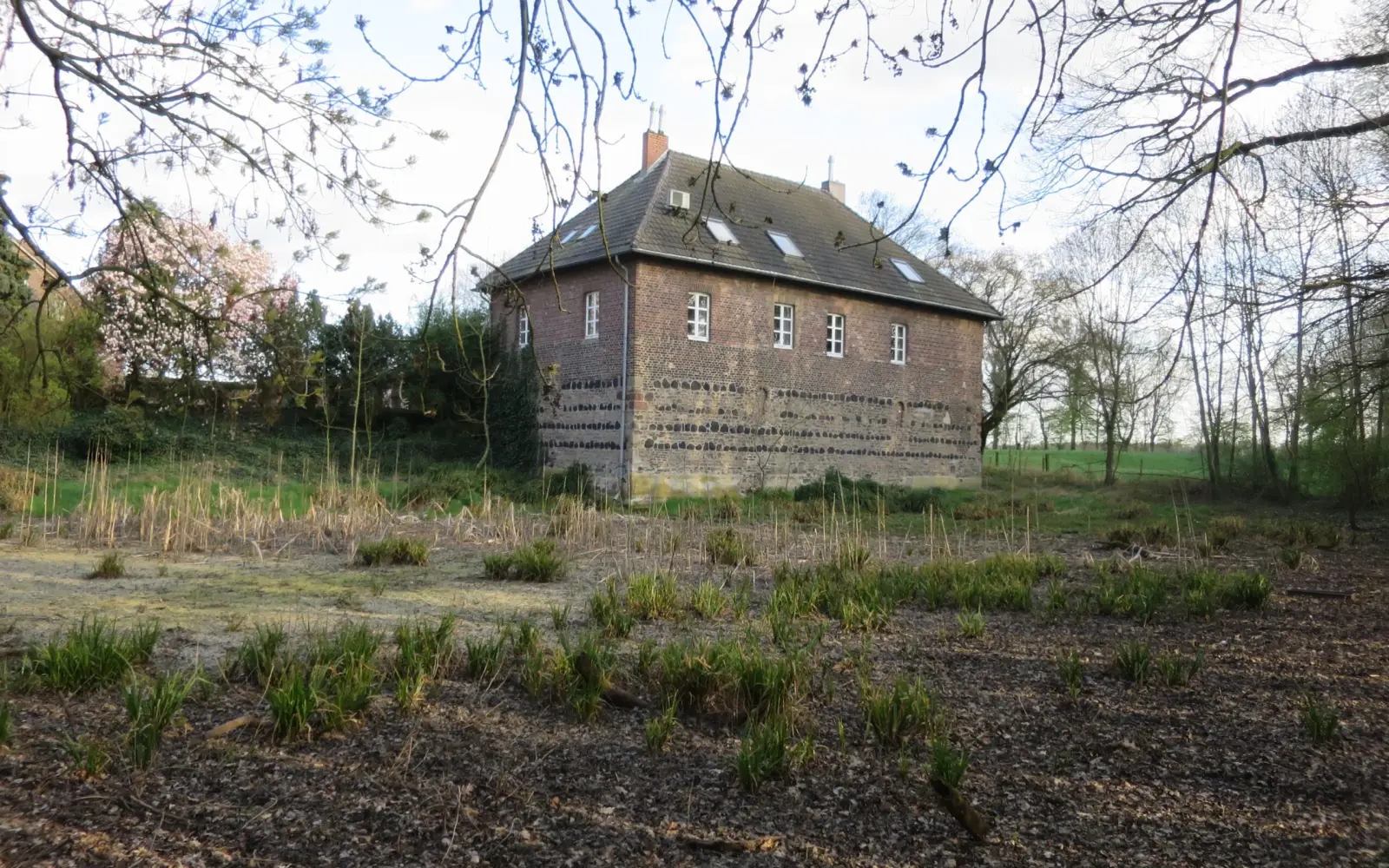 Leuchtenberger Hof, Hauptgebäude der ehemaligen Wasserburg mit trocken liegendem Graben. Foto: hs