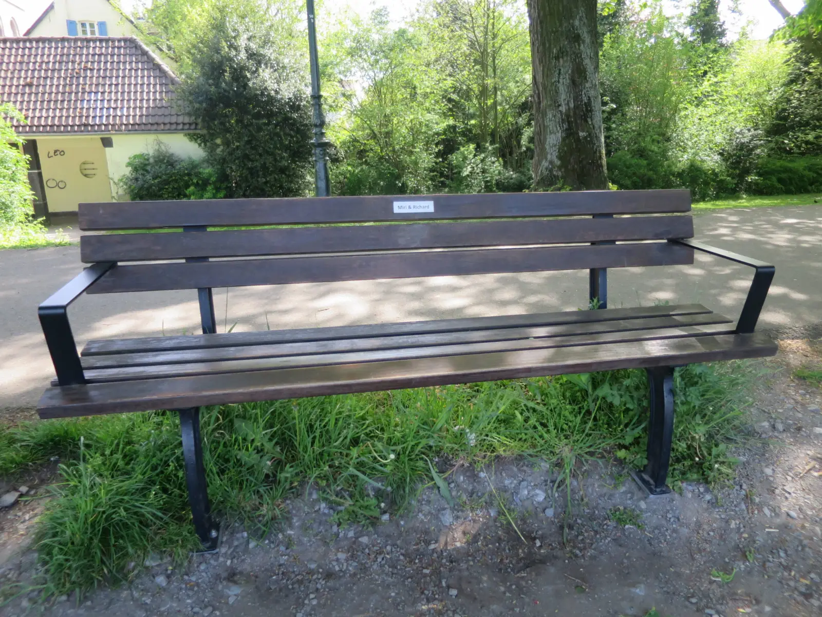 Eine gesponserte Sitzbank ist ein wertvolles Geschenk an Nachbarn und Mitmenschen. Foto: hs