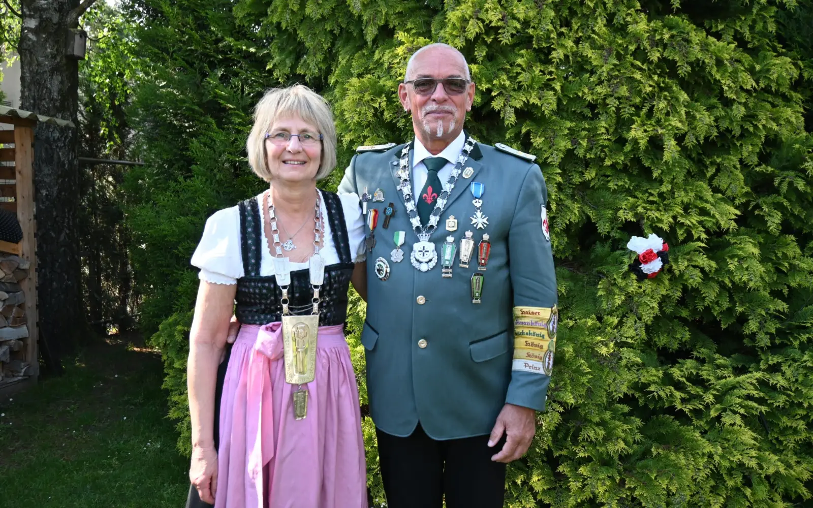 Als erste Frau hatte Ulrike Meinertz im vorigen Jahr den Königsvogel in Buchholz von der Stange geholt. Sie wird von ihrem Mann Jürgen begleitet. Foto: sam