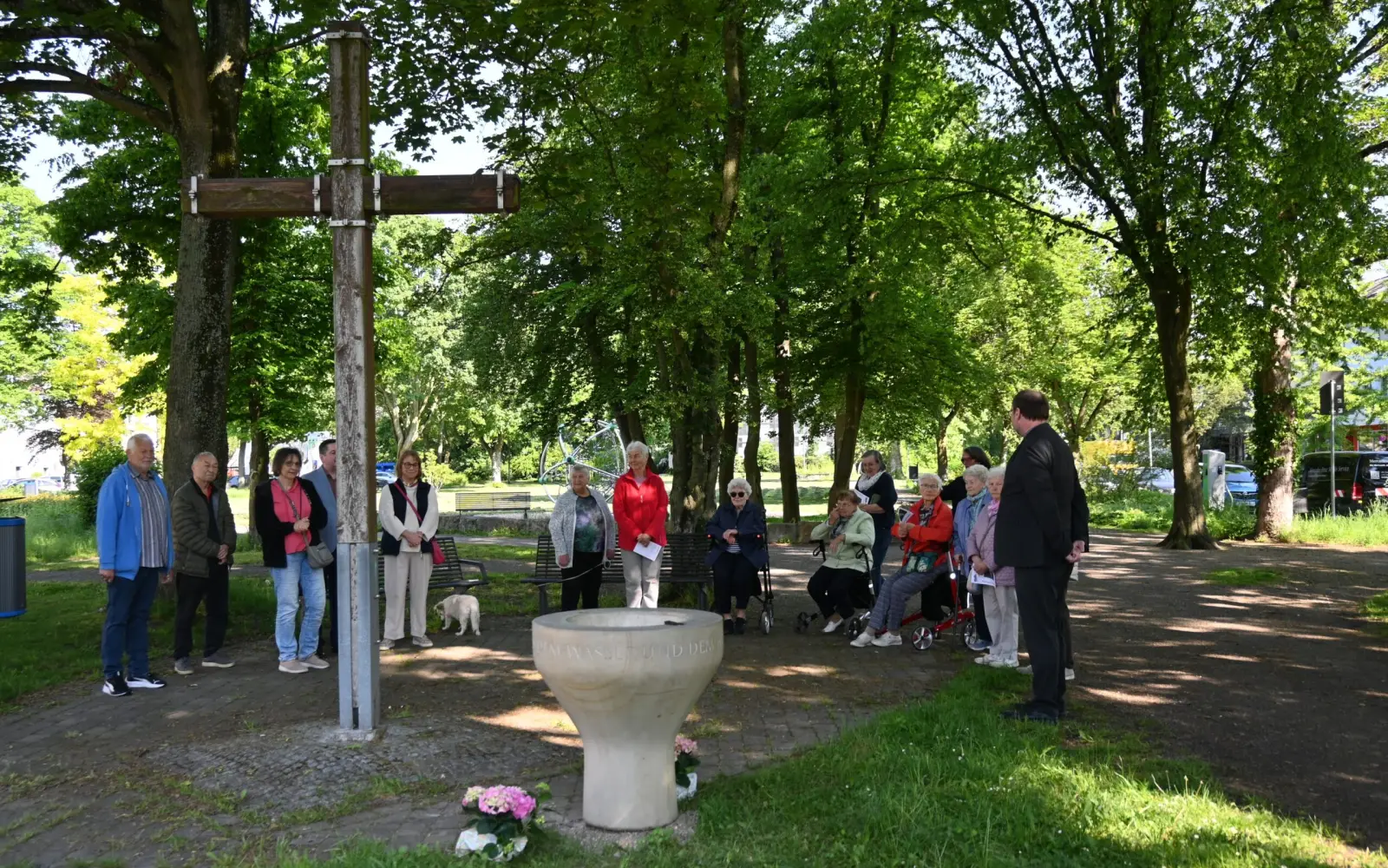 Pfarrer Andreas Brocke freute sich in seiner kurzen Ansprache, dass das Taufbecken aus St. Stephanus nun einen neuen Platz im Karl-Harzig-Park gefunden hat. Foto: sam