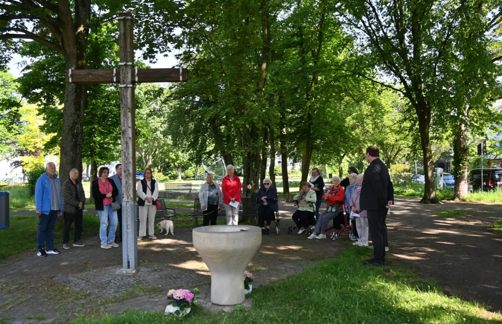 Pfarrer Andreas Brocke freute sich in seiner kurzen Ansprache, dass das Taufbecken aus St. Stephanus nun einen neuen Platz im Karl-Harzig-Park gefunden hat. Foto: sam