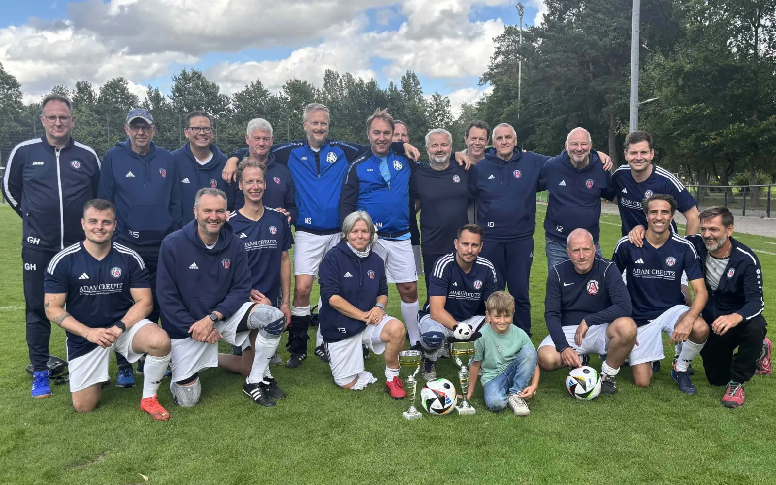 Sie ist Pionierin des Walking Football- Frauenteam beim TVA: Heike Dembski aus Duisburg (unten, Mitte) hofft auf weitere Unterstützung von Frauen ab Ü40 zur Gründung einer Damenmannschaft beim TVA. Foto: TVA-Archivbild