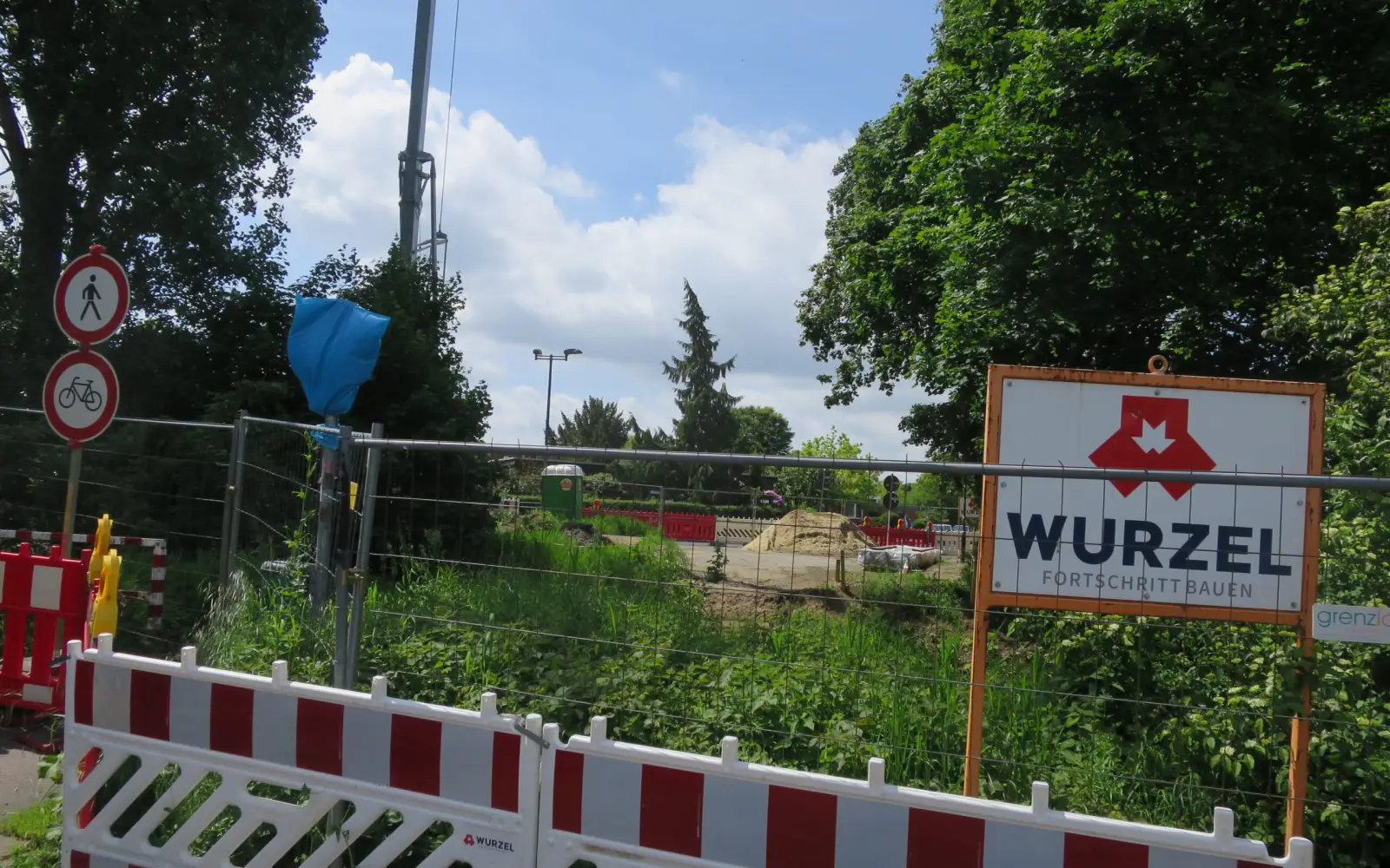 Diese großzügig und vollständig eingerichtet Baustelle mit hohem Kran und Baubude ruht seit Mitte März. Foto: hs
