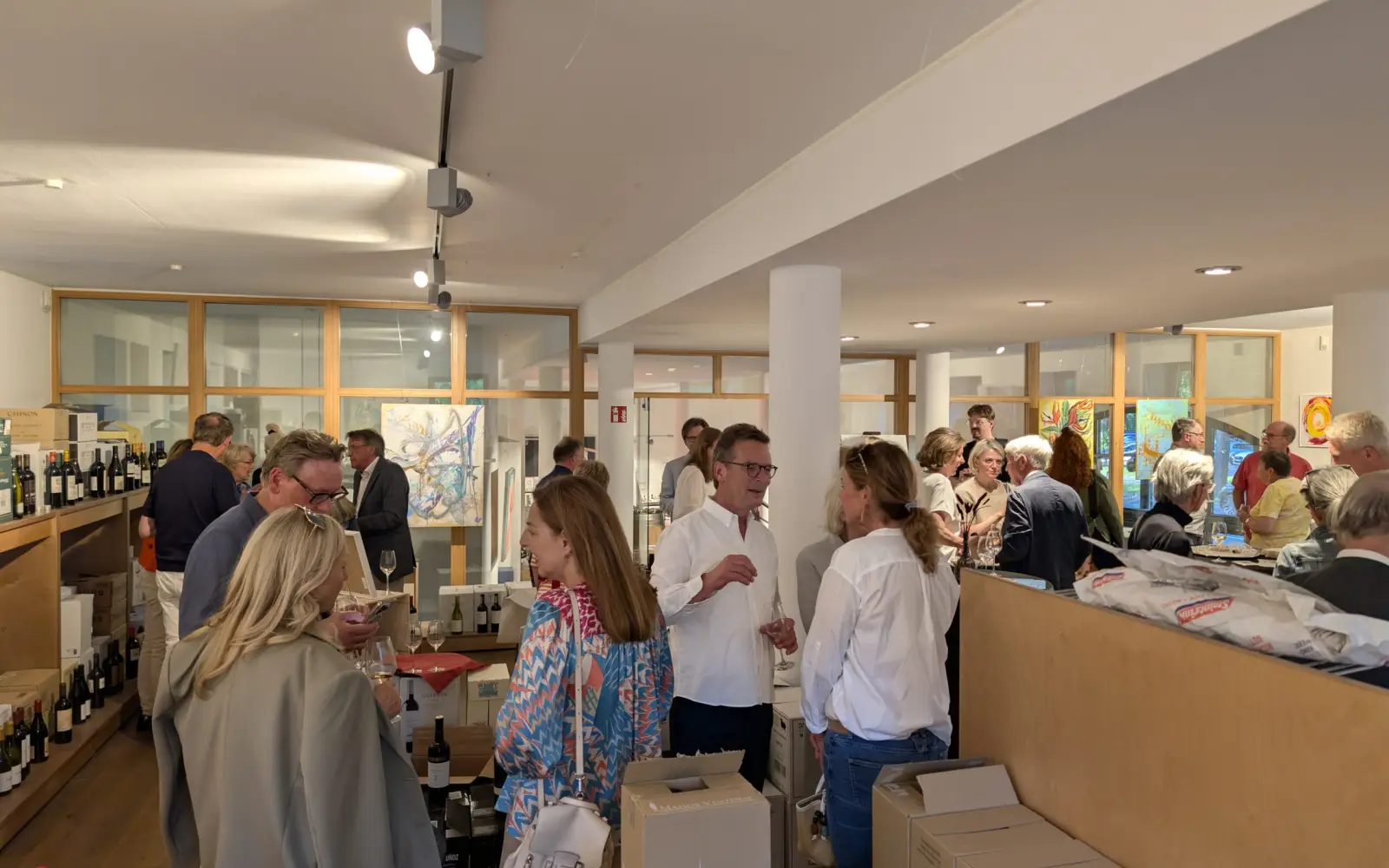 Zur Vernissage von „Zwischenwelten" zahlreiche Gäste ins Jacques' Wein-Depot. Foto: ah