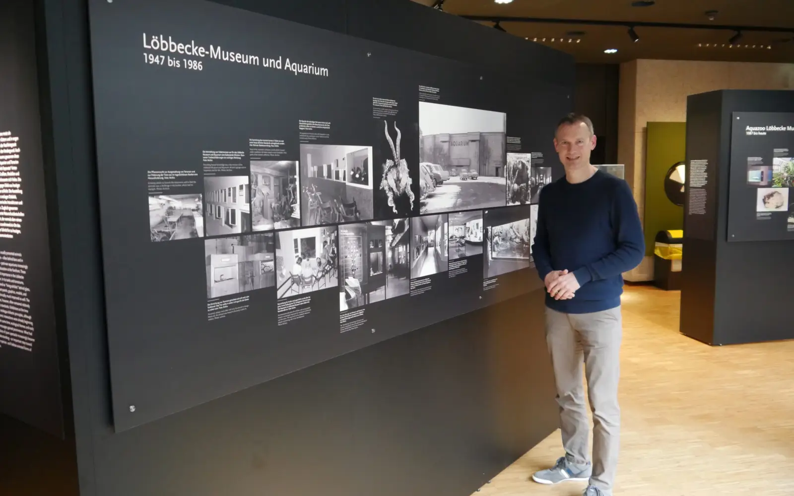 Dr. Jochen Reiter, hier vor der Ausstellung zum 150. Geburtstag des Aquazoos, übernimmt zum 1. Juli 2027 die Leitung des Opel-Zoos in Kronberg im Taunus. Archivfoto: cj