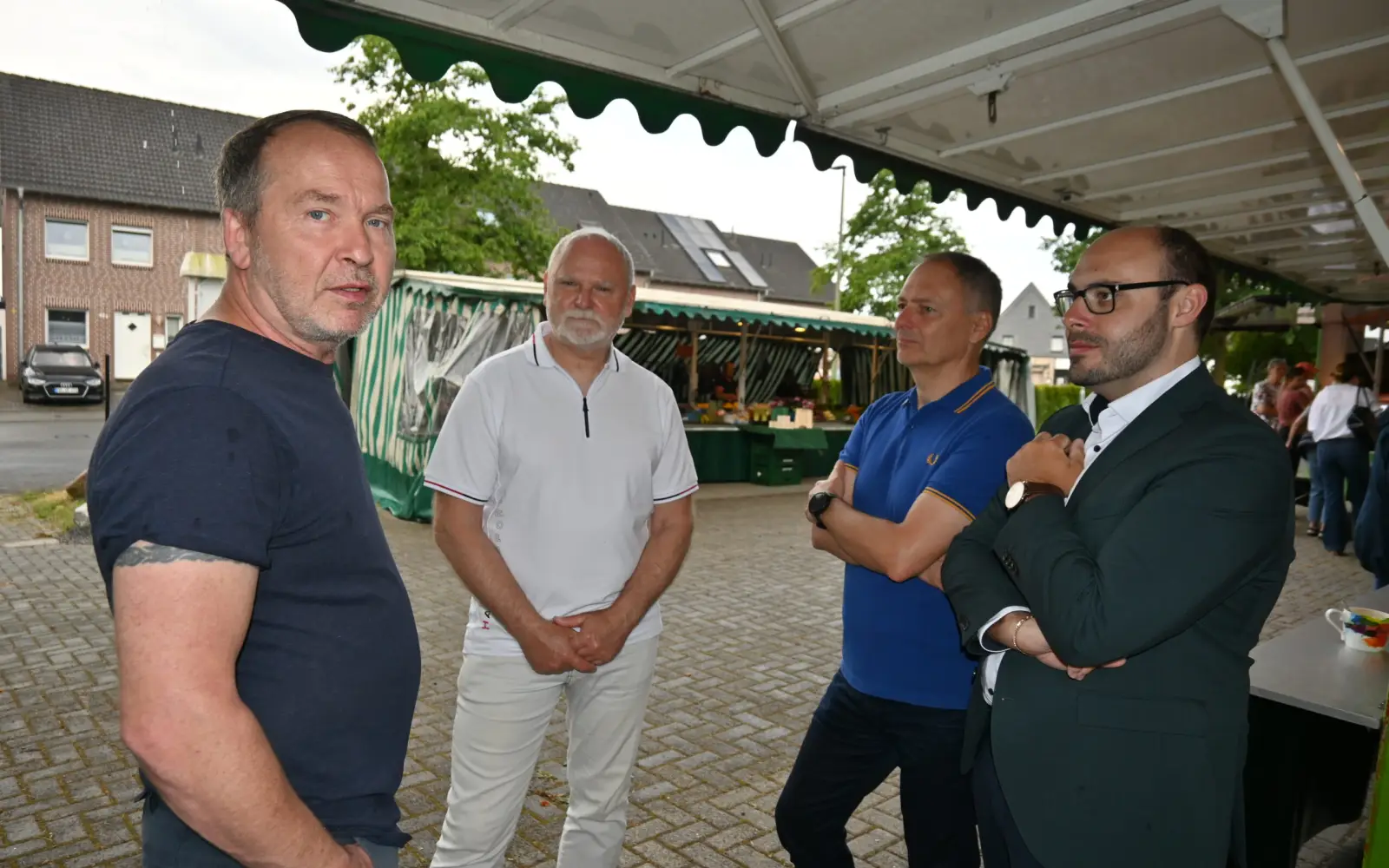 Holger Ostwald (links) wehrt sich gegen die Vorwürfe der Stadt Duisburg. Die Kommunalpolitiker Uwe Ernst, Christian Hilberger und Michael Söhngen (von links) möchten mit ihm und der Stadtverwaltung nach einer vernünftigen Lösung suchen. Foto: sam