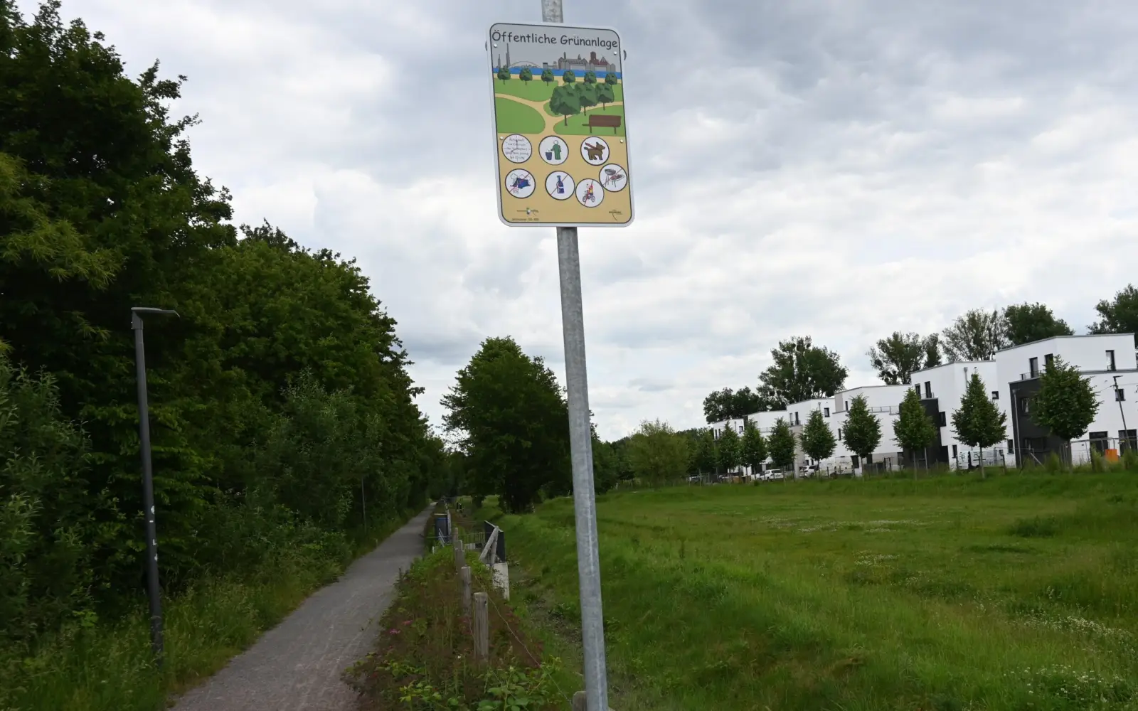 Nur wenige Meter hinter dem Schild stehen Bänke, die zum verweilen am Alten Angerbach einladen. Foto: sam